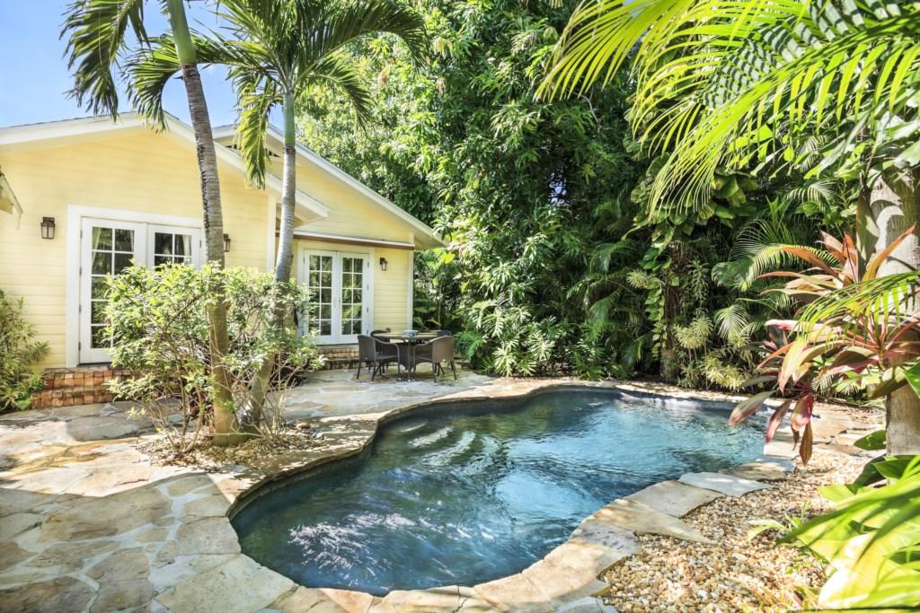 Mango Haus 2bd 2ba Private Pool and Parking
