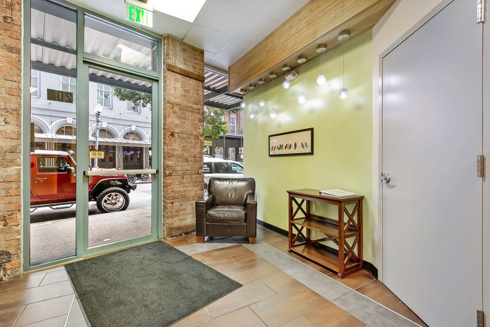 Gorgeous 1BD condo steps from French Quarter 6