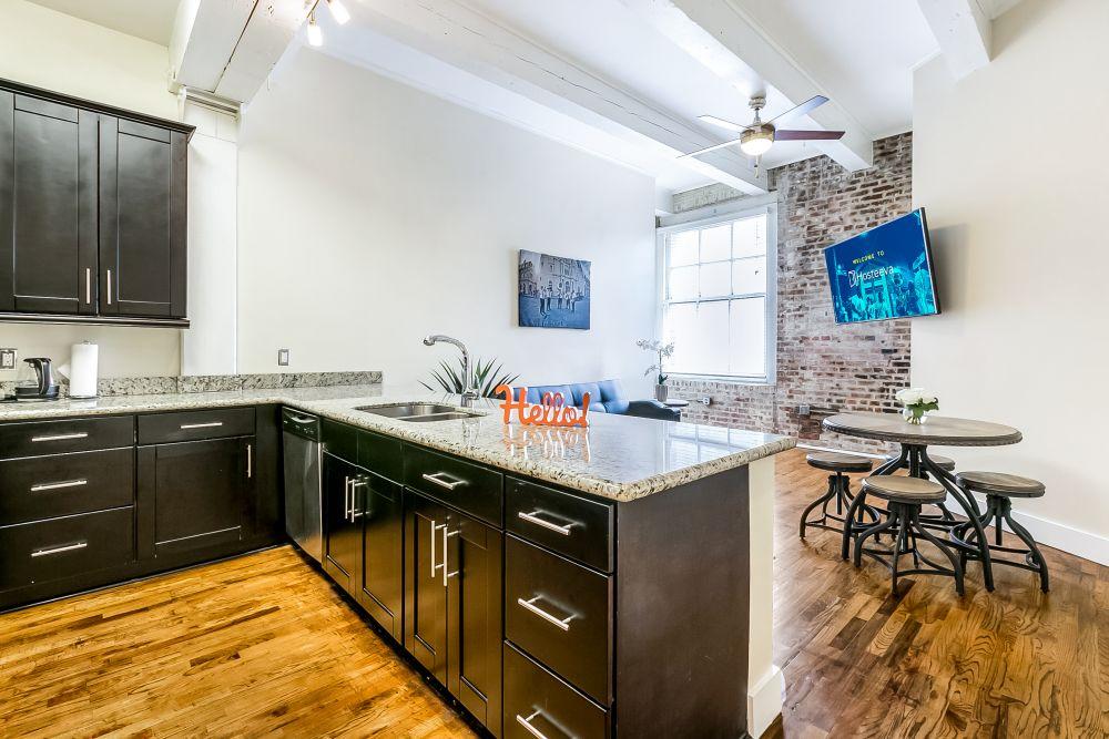 Gorgeous 1BD condo steps from French Quarter 3
