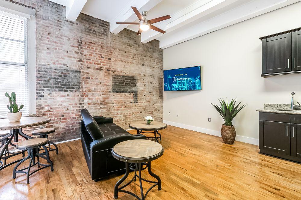 Gorgeous 1BD Condo Steps from French Quarter 3