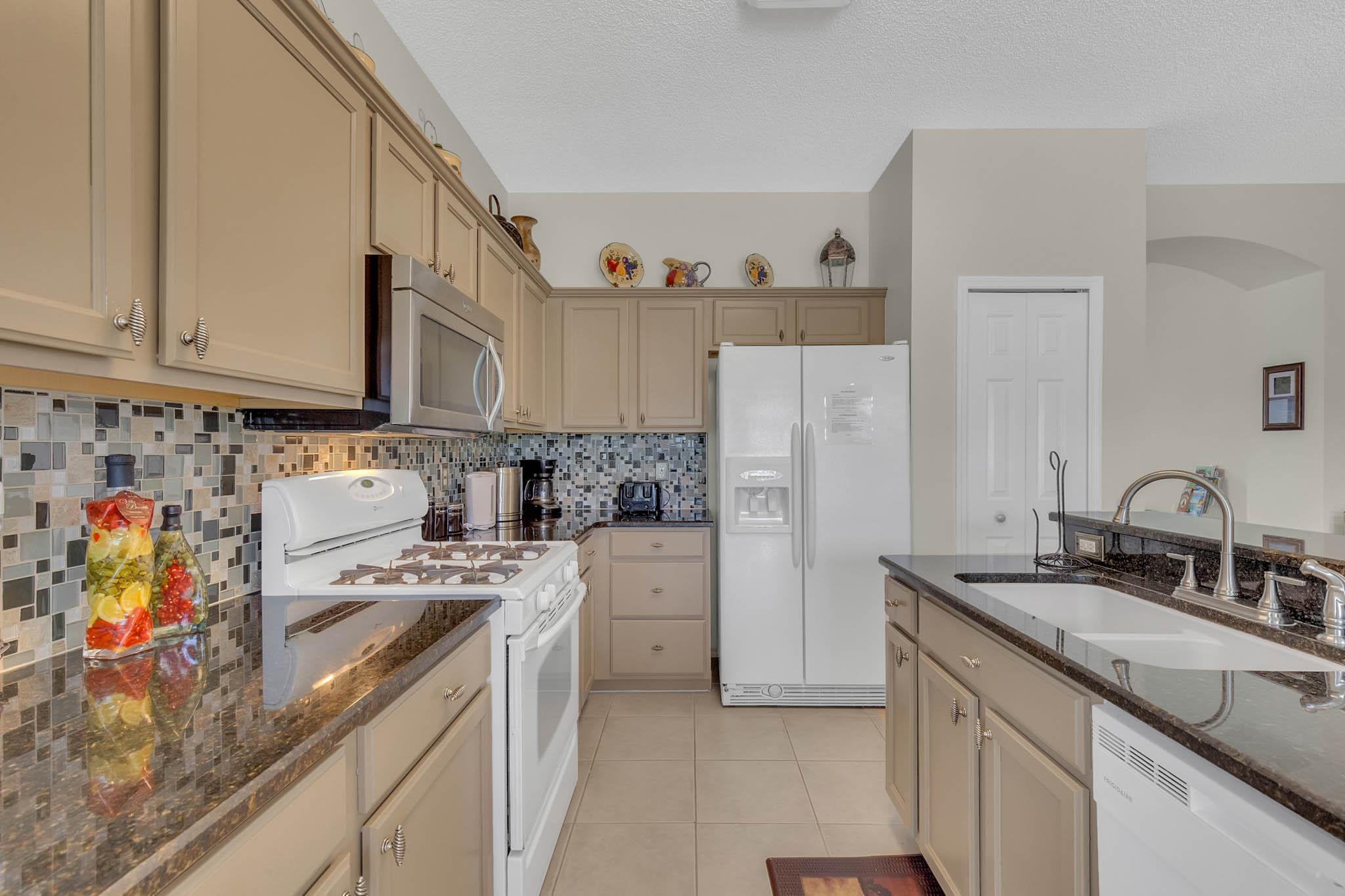 4 bedrooms pool and spa home on golf course Fairways Estates 6