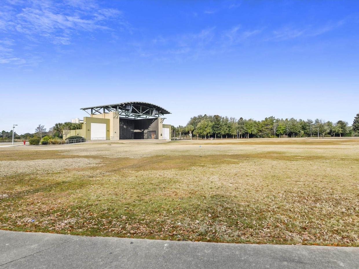 At the heart of the park lies its amphitheater, which serves as a major attraction, regularly featuring live performances from local bands to renowned artists, fostering a vibrant community atmosphere. During festivals, food trucks line the paths, offerin