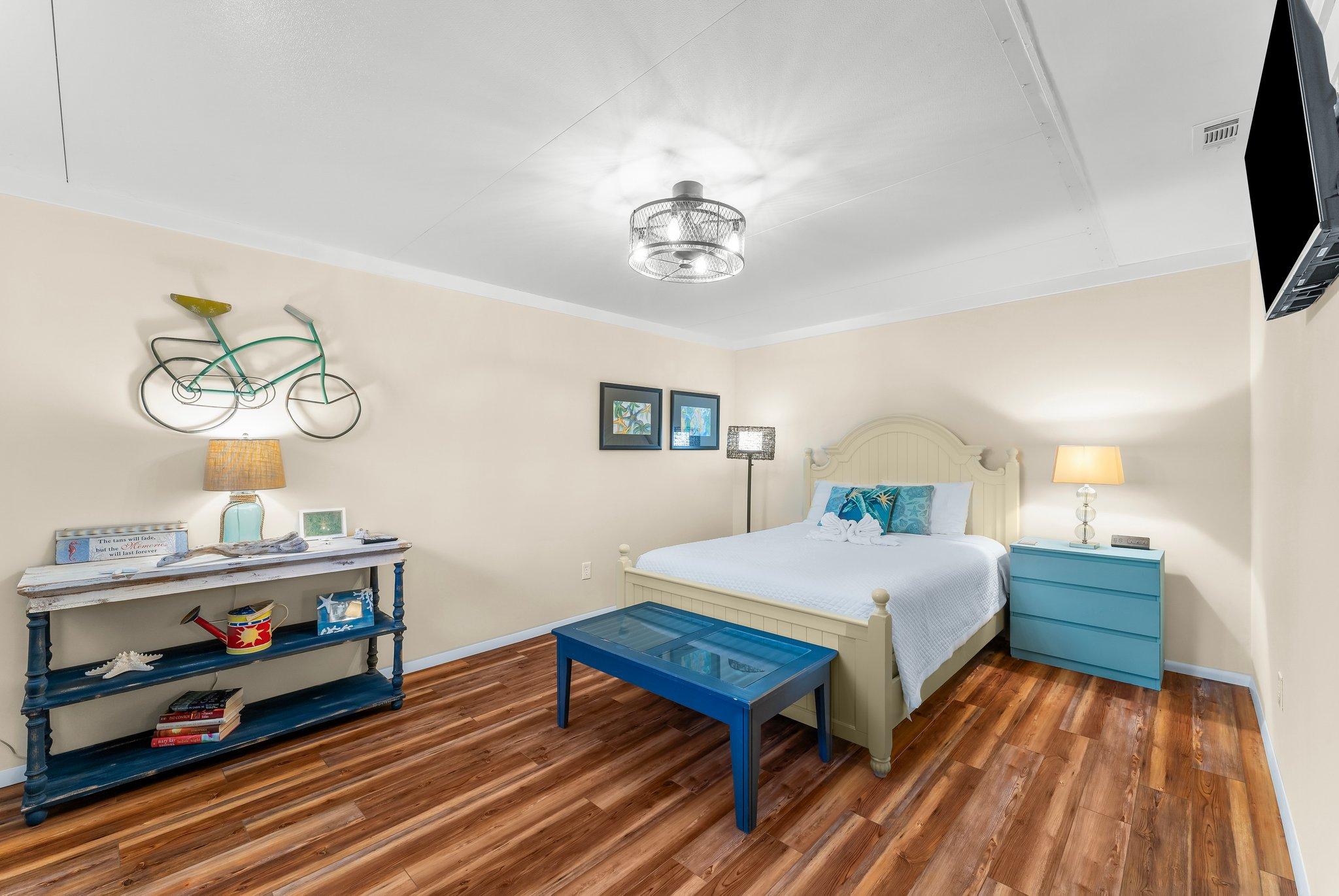 Queen Bedroom with 43 inch Tv