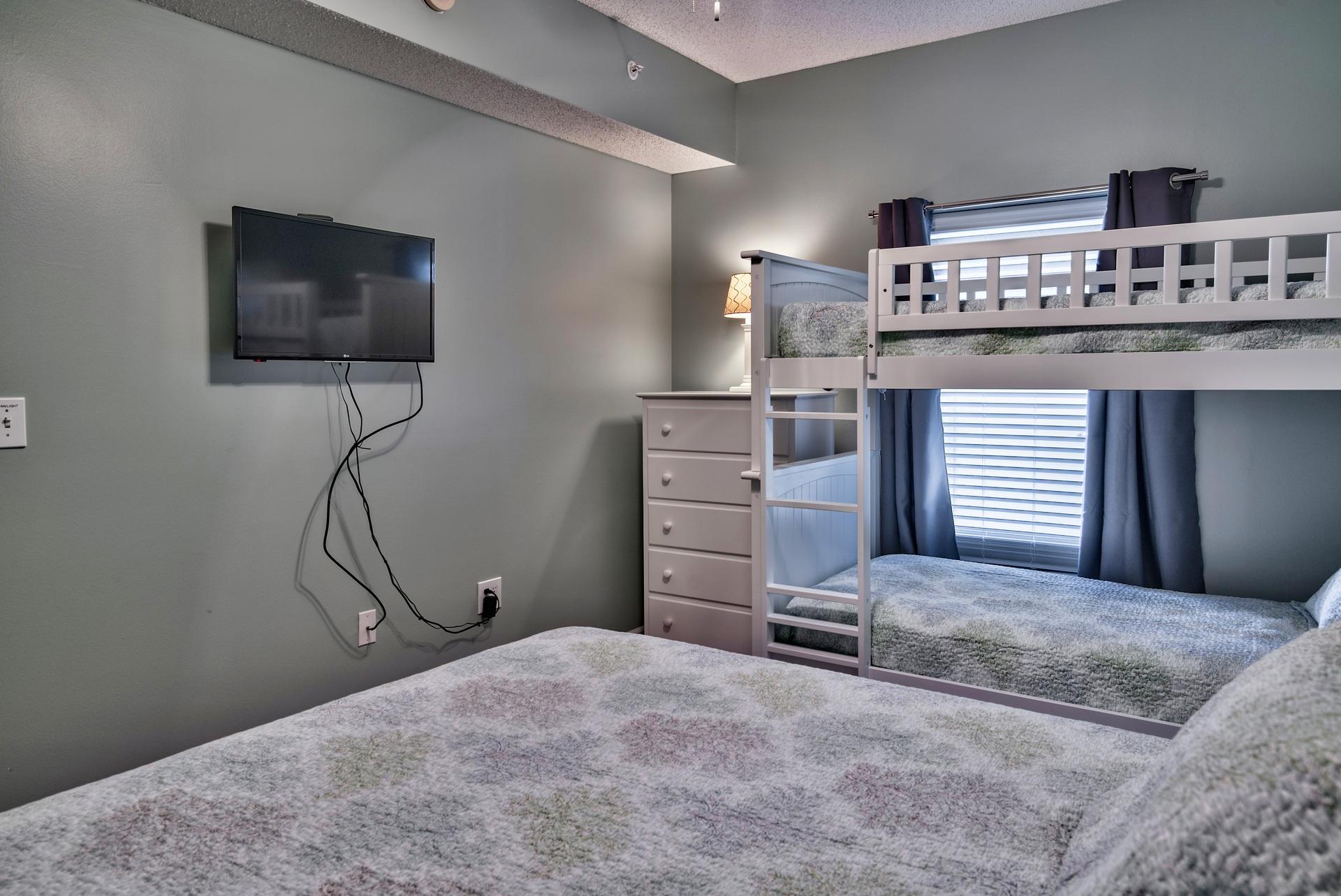 Majestic Sun 414A - Queen Third Bedroom with Bunks & Trundle