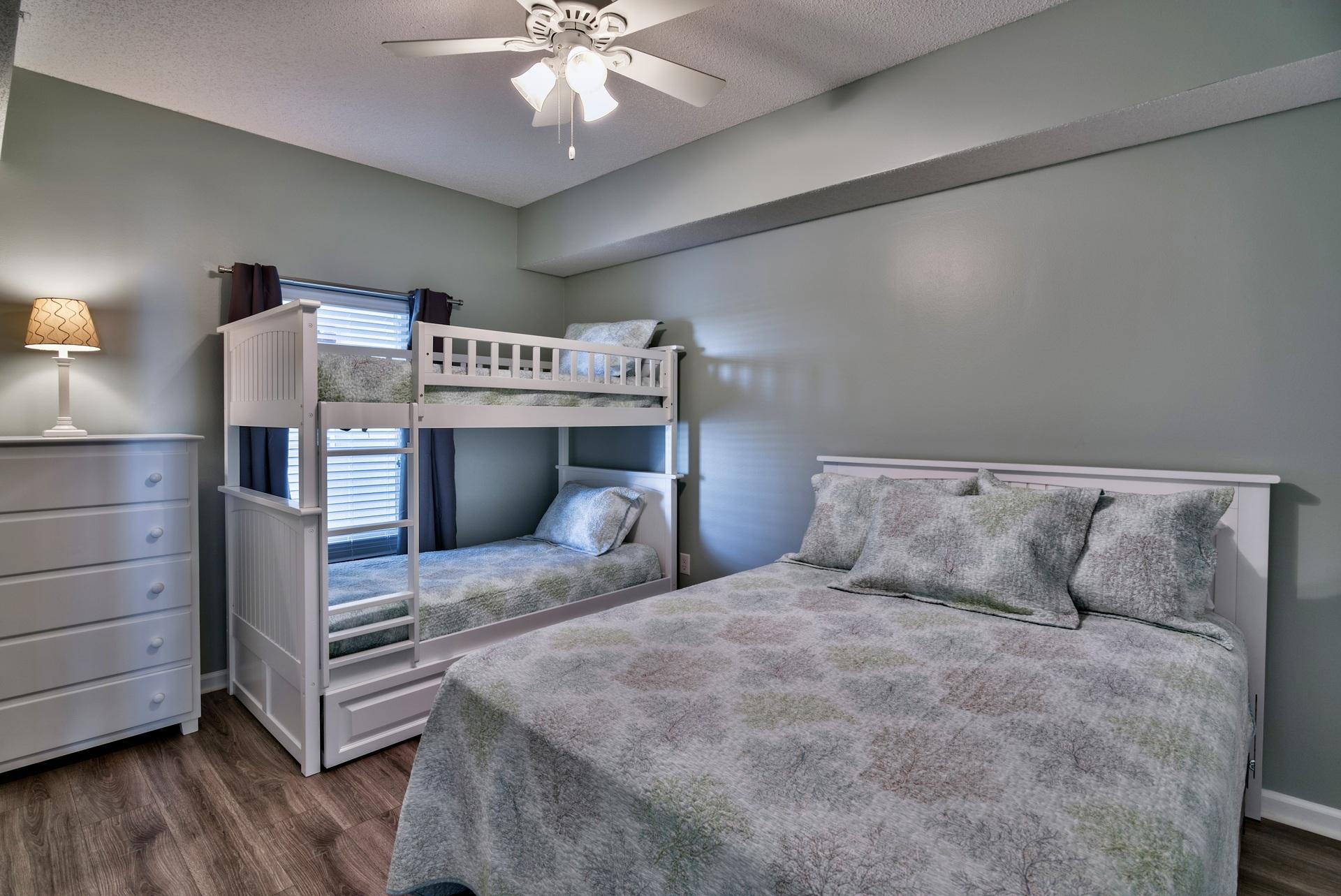 Majestic Sun 414A - Queen Guest Bedroom with Bunks & Trundle