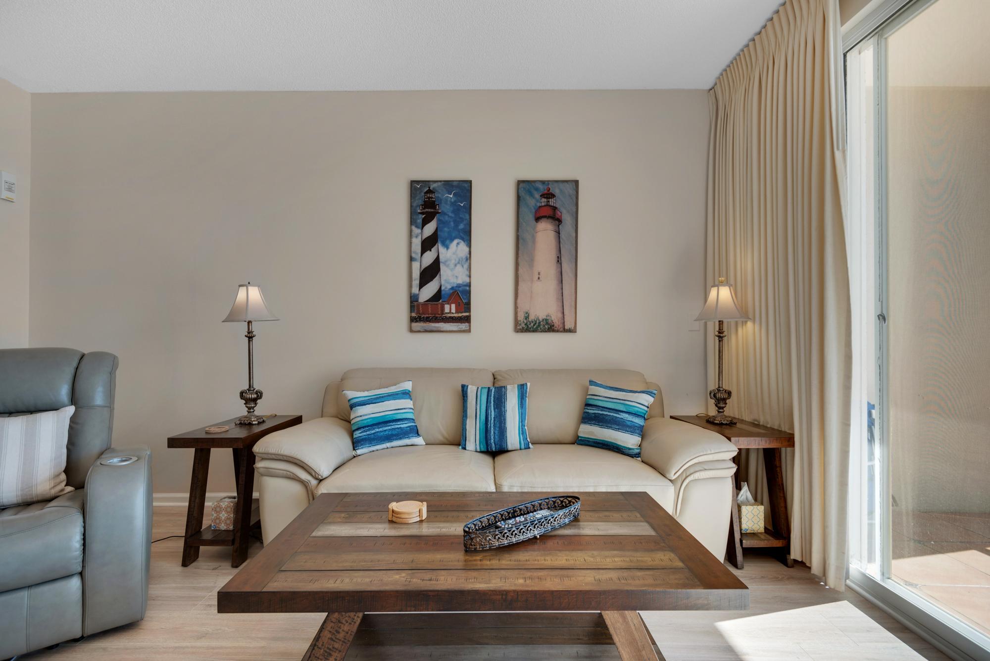 Majestic Sun 208A - Living Area w/ HDTV