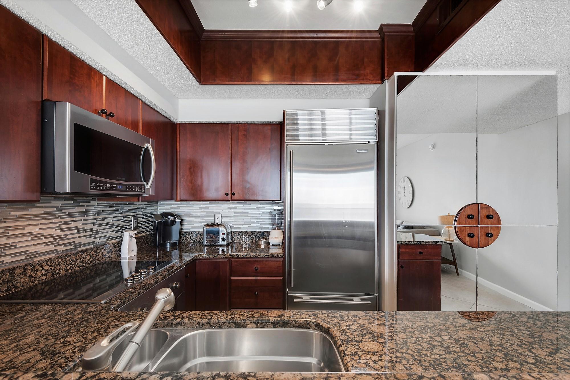 Majestic Sun 709B - Kitchen w/ Stainless Steel Appliances