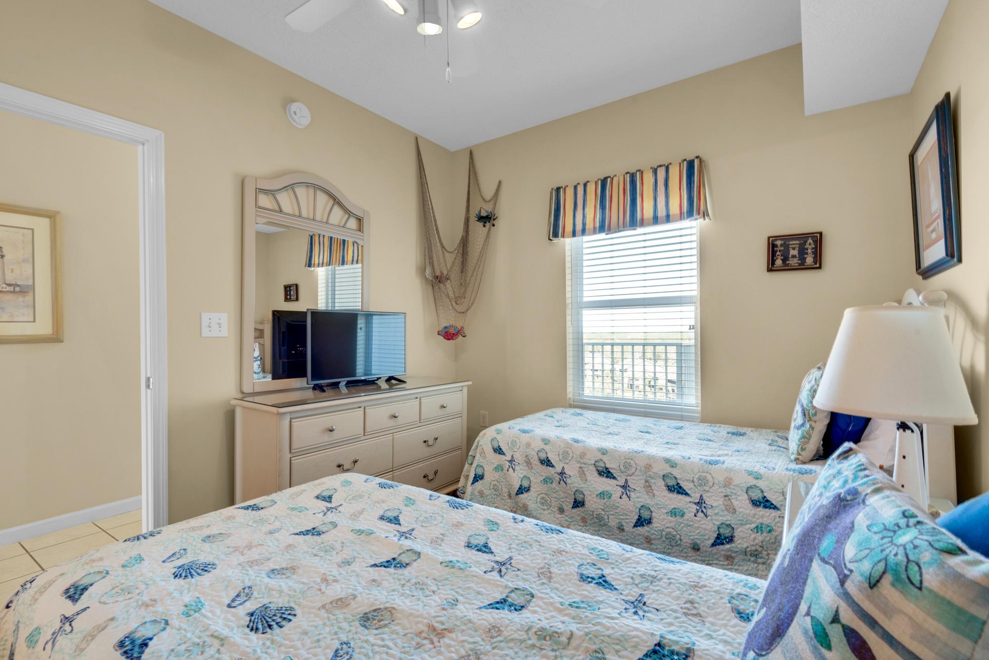 Majestic Sun 704B - Guest Room w/ 2 Twins, HDTV, Attached Bath