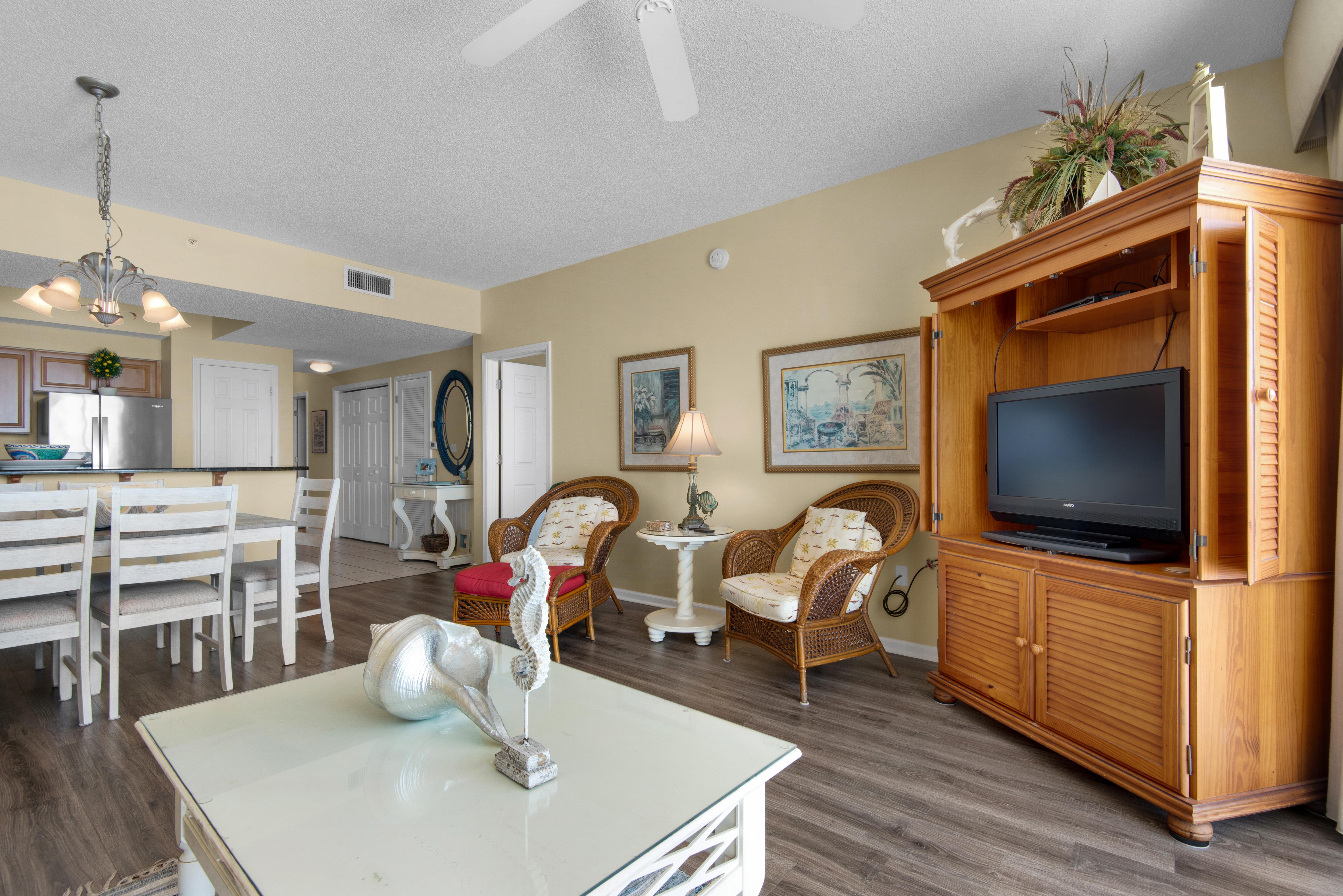 Majestic Sun 704B - Living Room & Dining Room