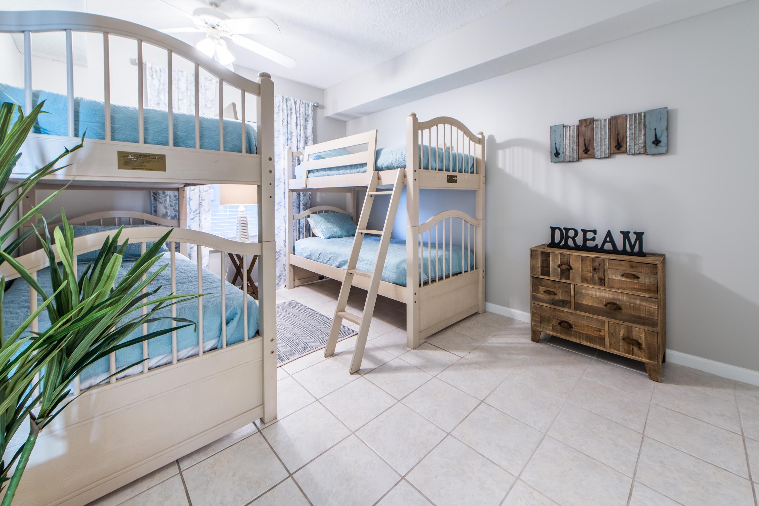 Guest bedroom W/2 Bunks