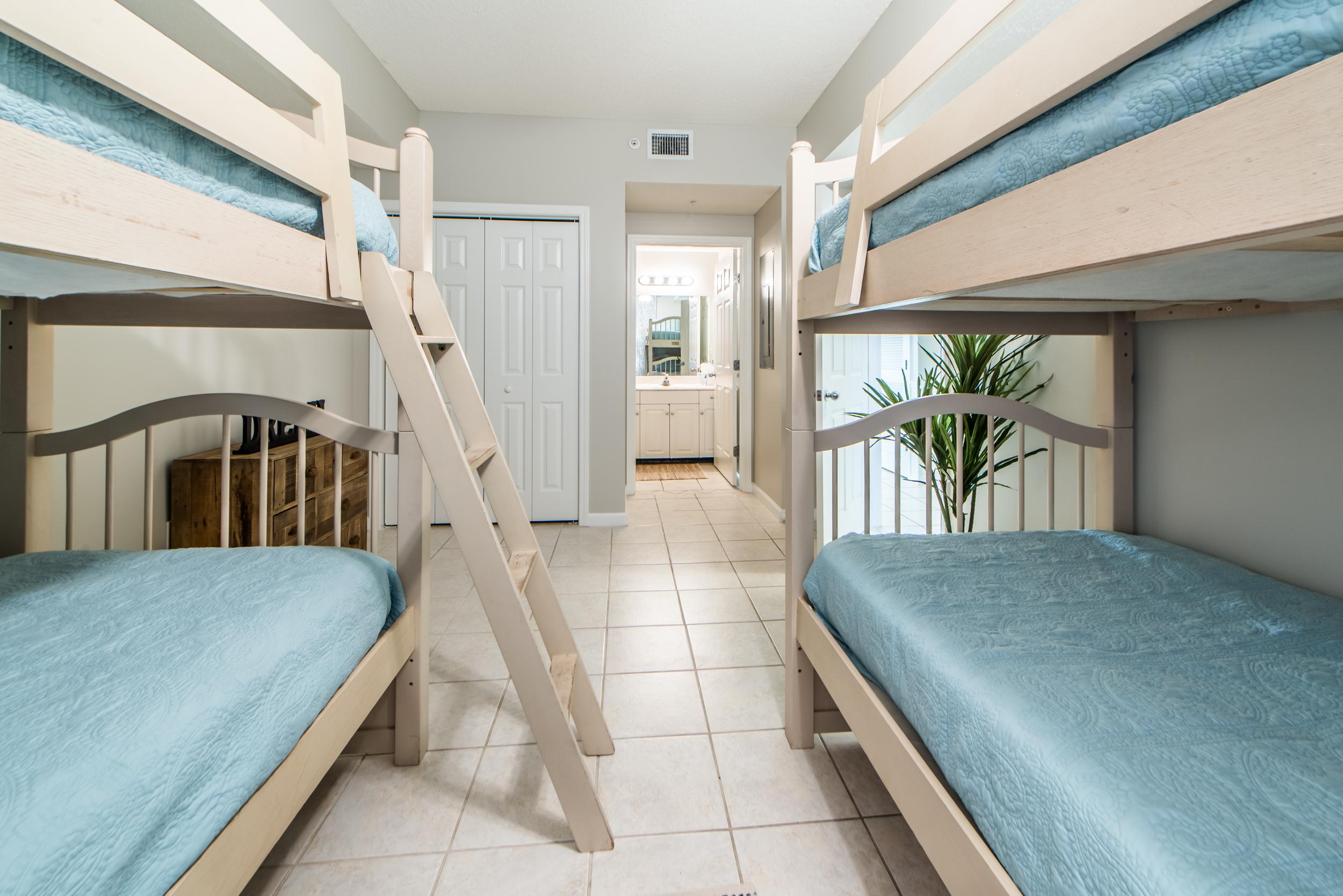 Guest bedroom W/2 Bunks