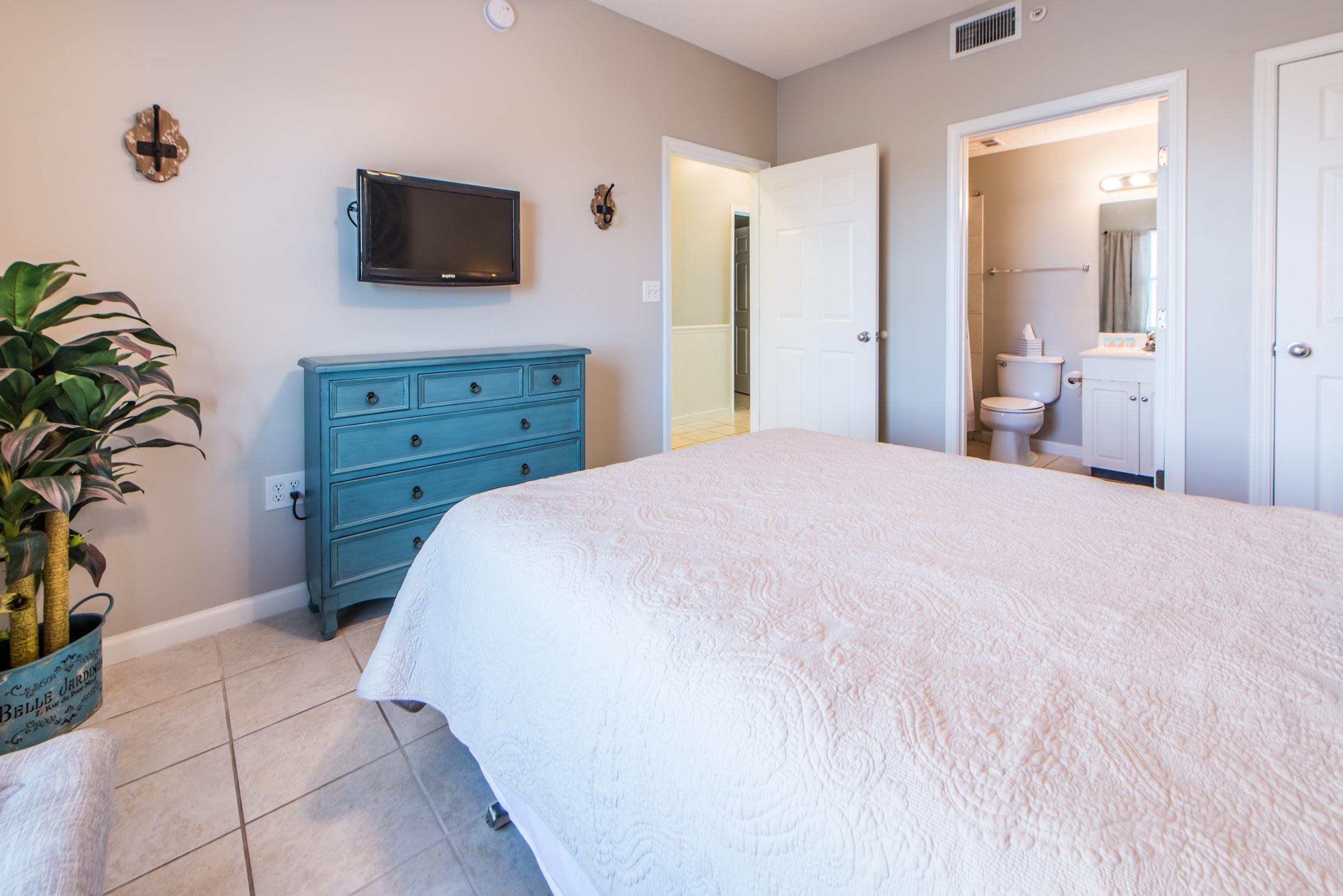 Second Bedroom W/ Queen