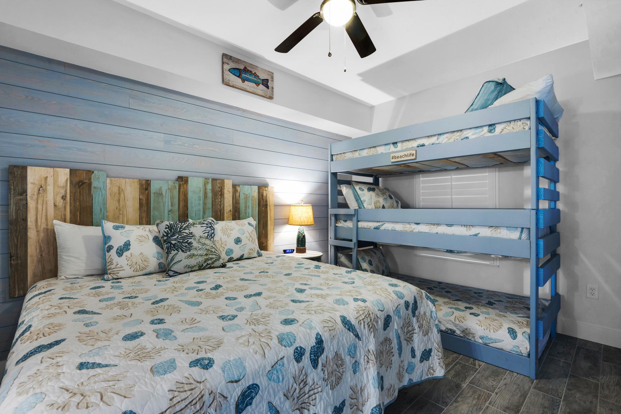 Majestic Sun 1101B - King Room w/ Twin Bunks (3) and HD TV