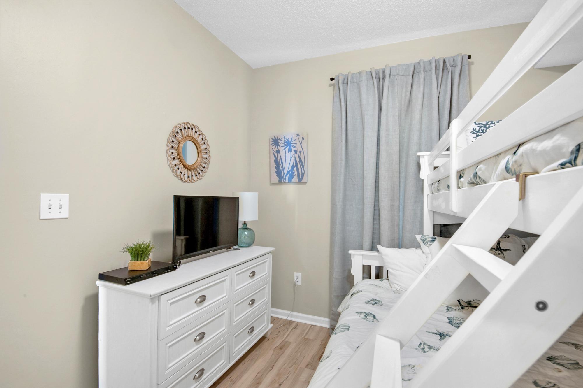 Majestic Sun 402B - Guest Bunk Room w/ Twin Over Full, HDTV
