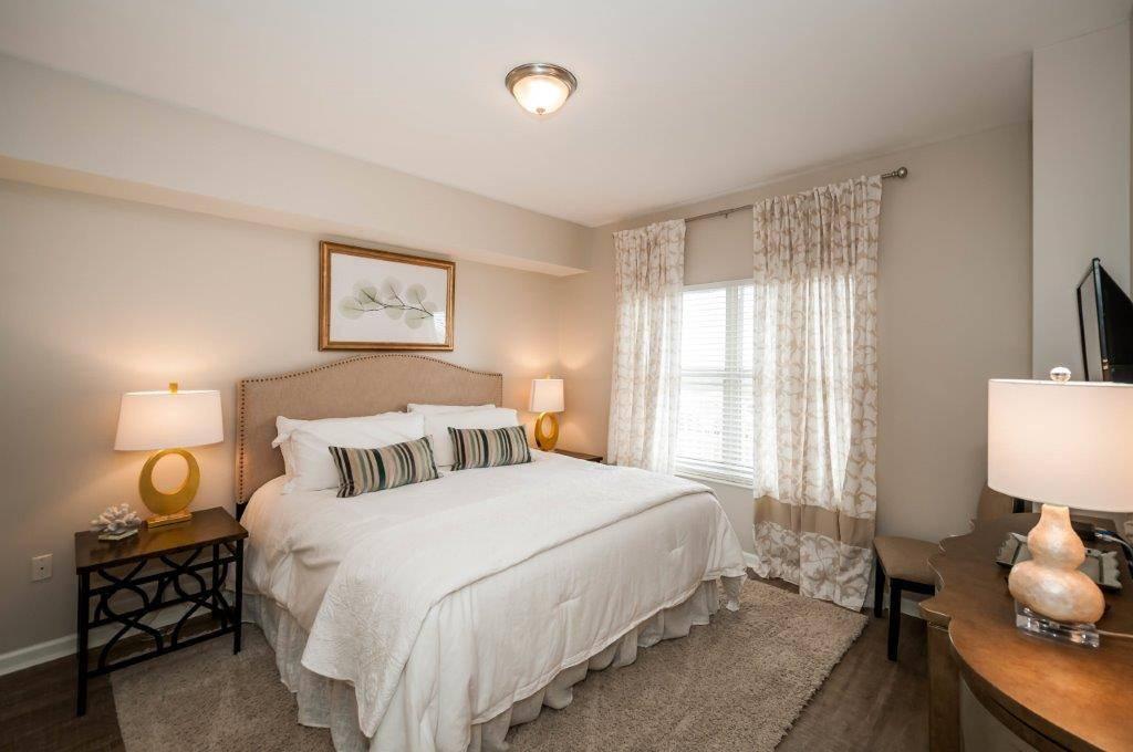MS 1108B - Master King suite w/ HDTV and Private Bath