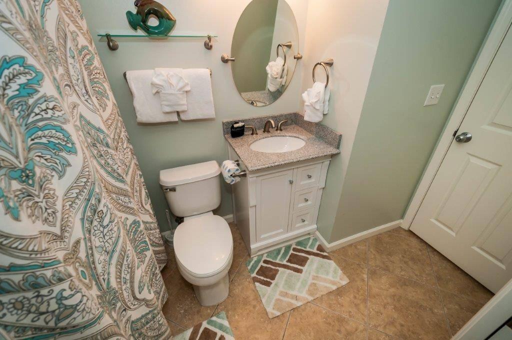 MS 1108B - Attached guest bathroom w/ shower/tub combo