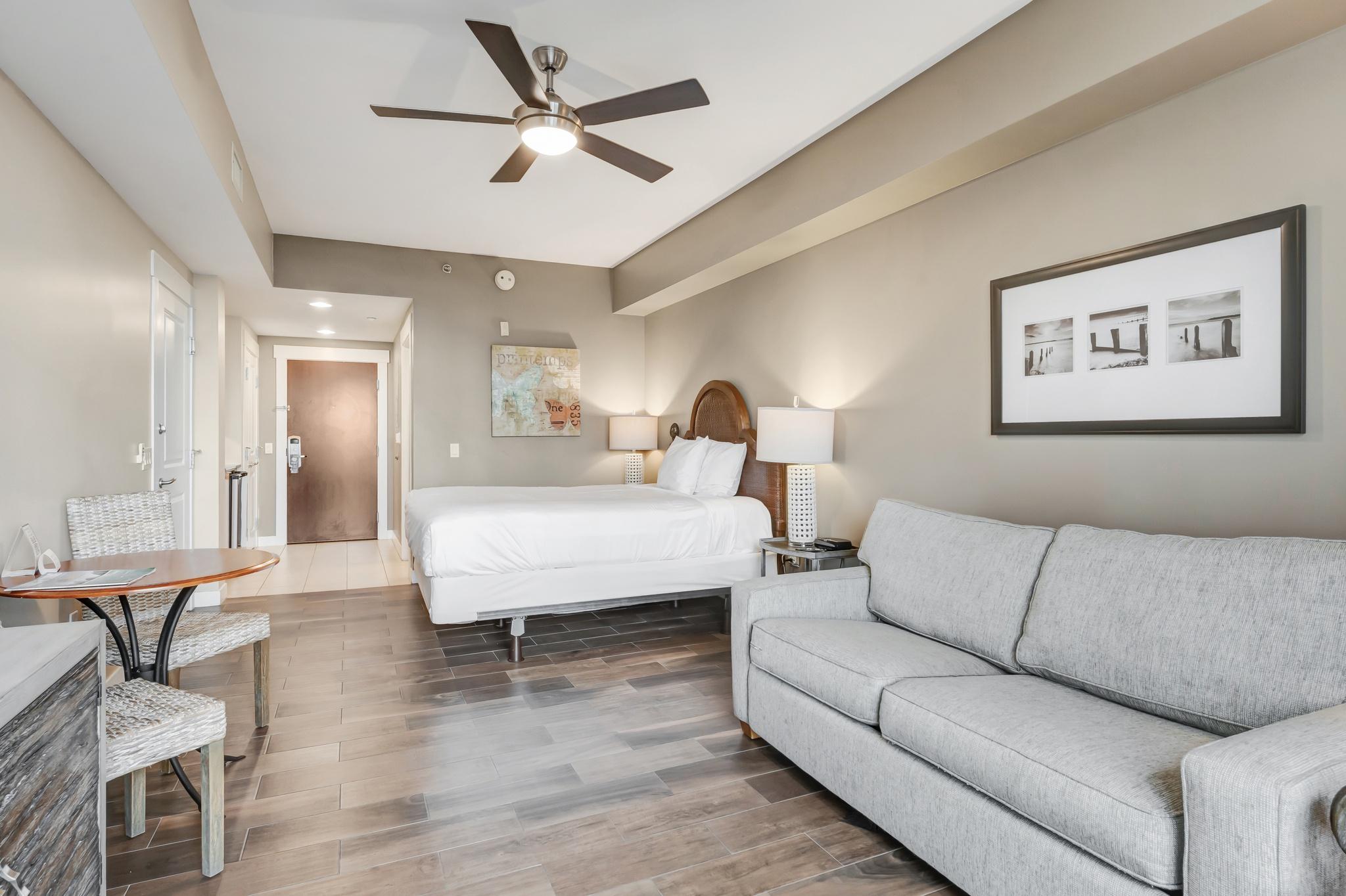 Serene Studio Escape: Balcony, Kitchenette, Sleeper Sofa, and Queen Bed at Sandestin Golf and Beach Resort!