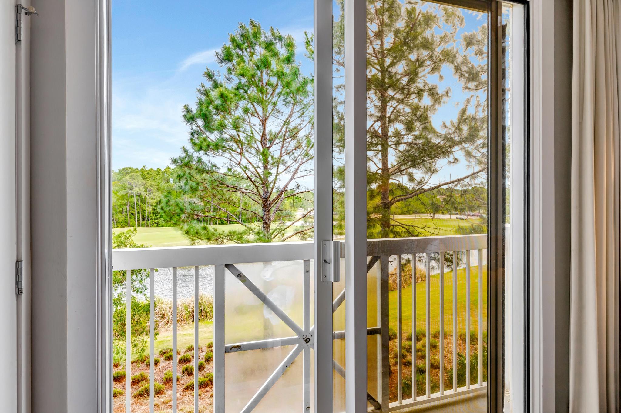 Scenic Studio Retreat: Overlooking Burnt Pine Golf Course and Lake, King Bed, Kitchenette at Sandestin Golf and Beach Resort!