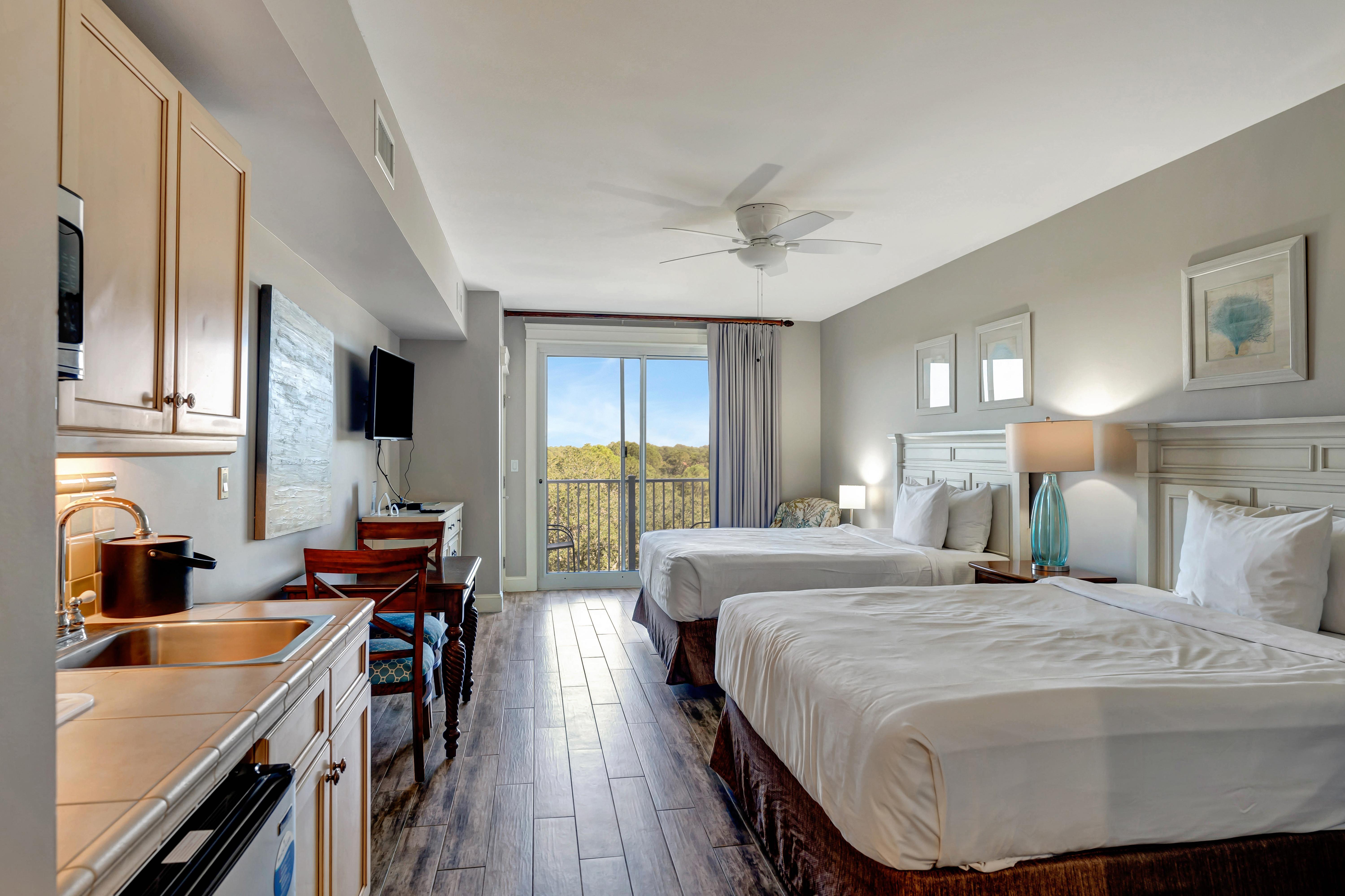 Spacious Studio 5th floor Retreat: Double Queen Beds with Scenic Views at Sandestin Golf and Beach Resort!