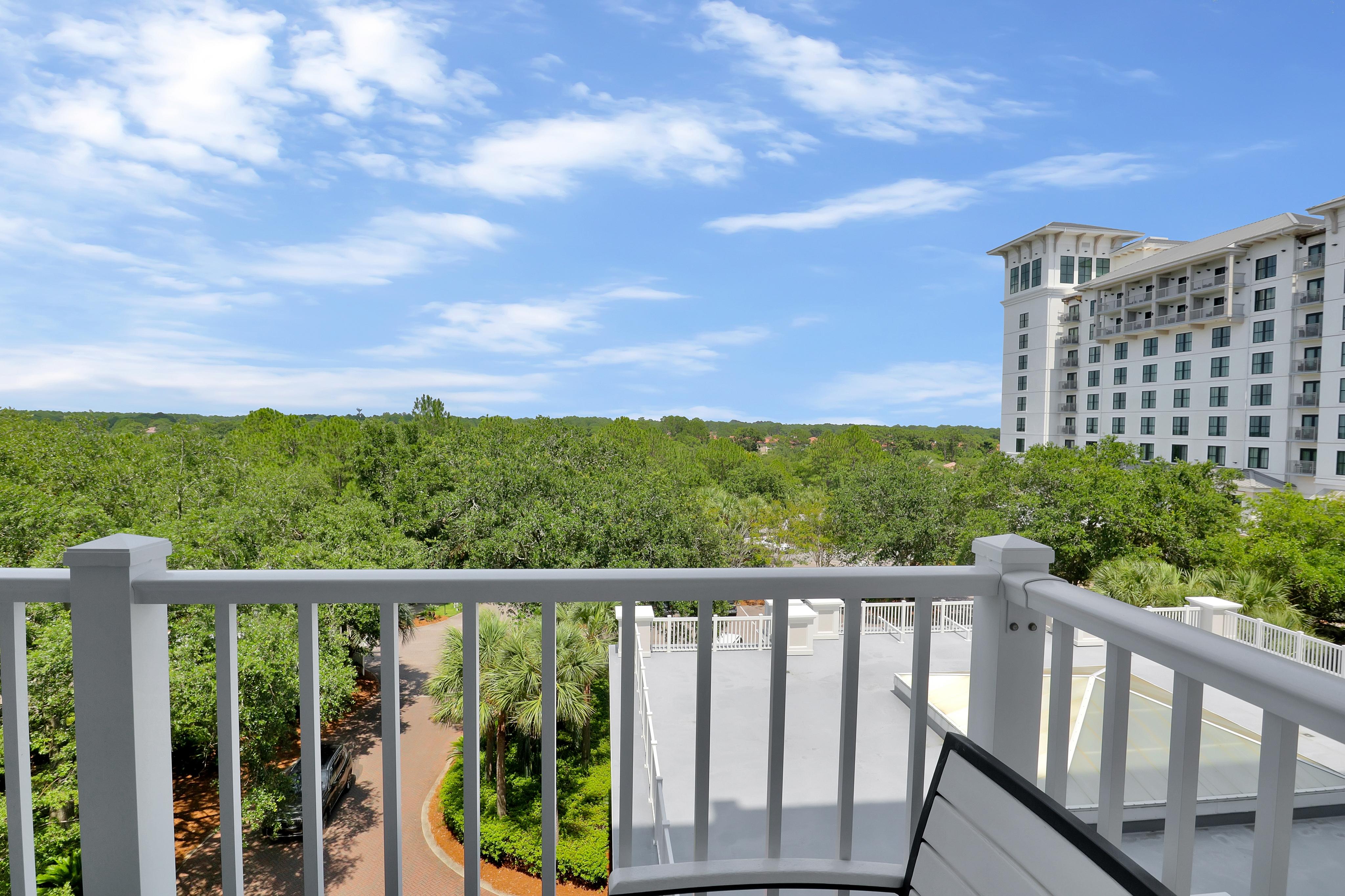 5th Floor Spacious Studio Retreat: Double Queen Beds with Scenic Views at Sandestin Golf and Beach Resort! 4