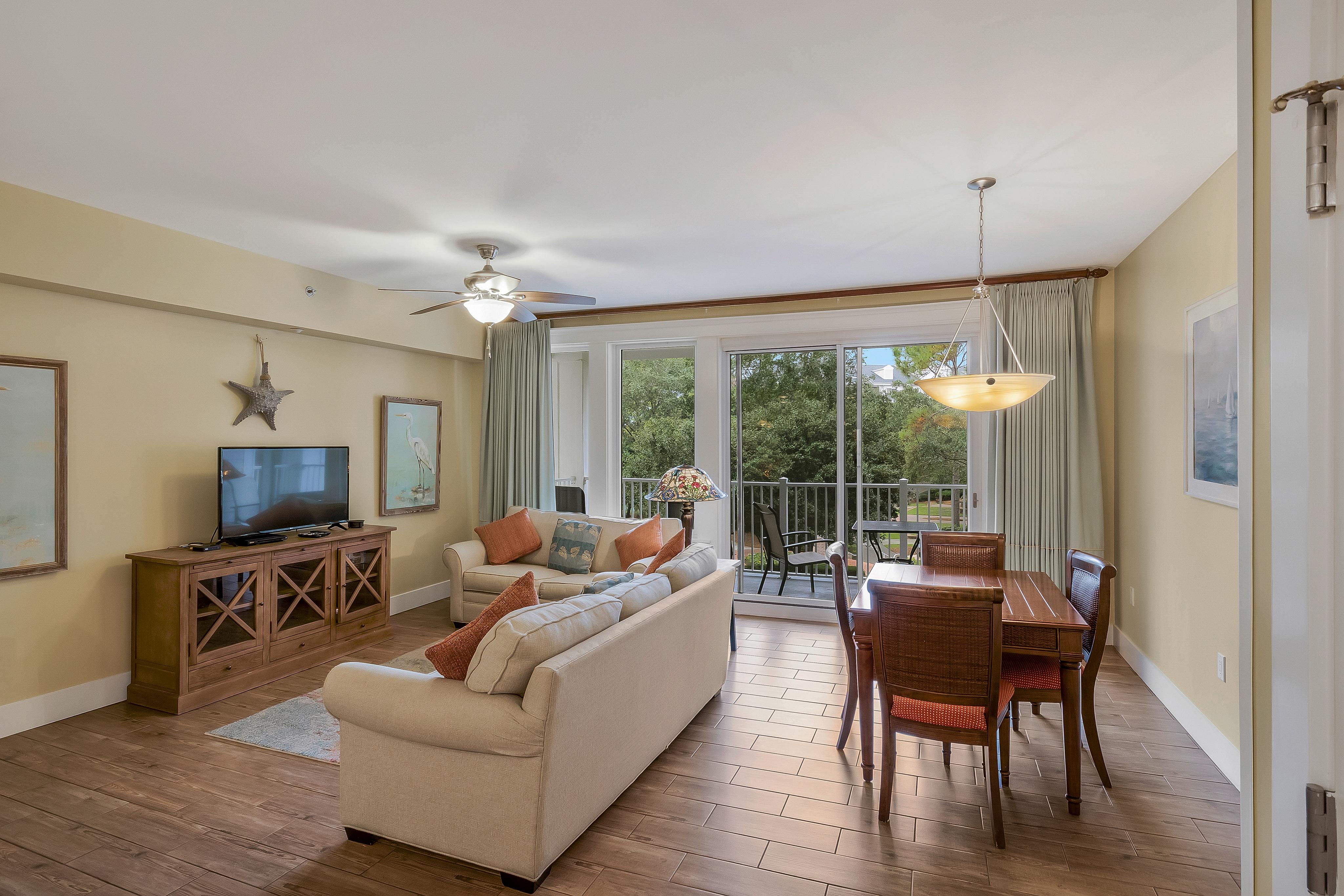 1BR, 2BA Lasata ~ King Bed ~ Golf Cart ~ Steps to Baytowne!