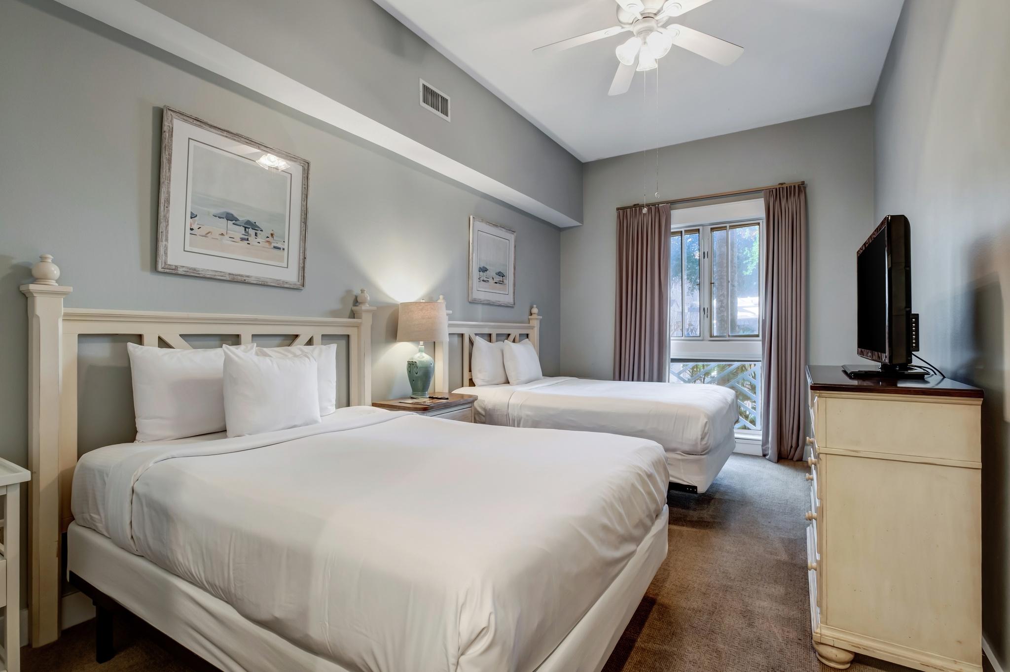 Discover Ultimate Comfort and Convenience at Our Ground-Floor Studio Vacation Rental in Sandestin's Market Street Inn: Direct Access to Baytowne Wharf, Stunning Views, and Exclusive Amenities Await at Sandestin Golf and Beach Resort! 2