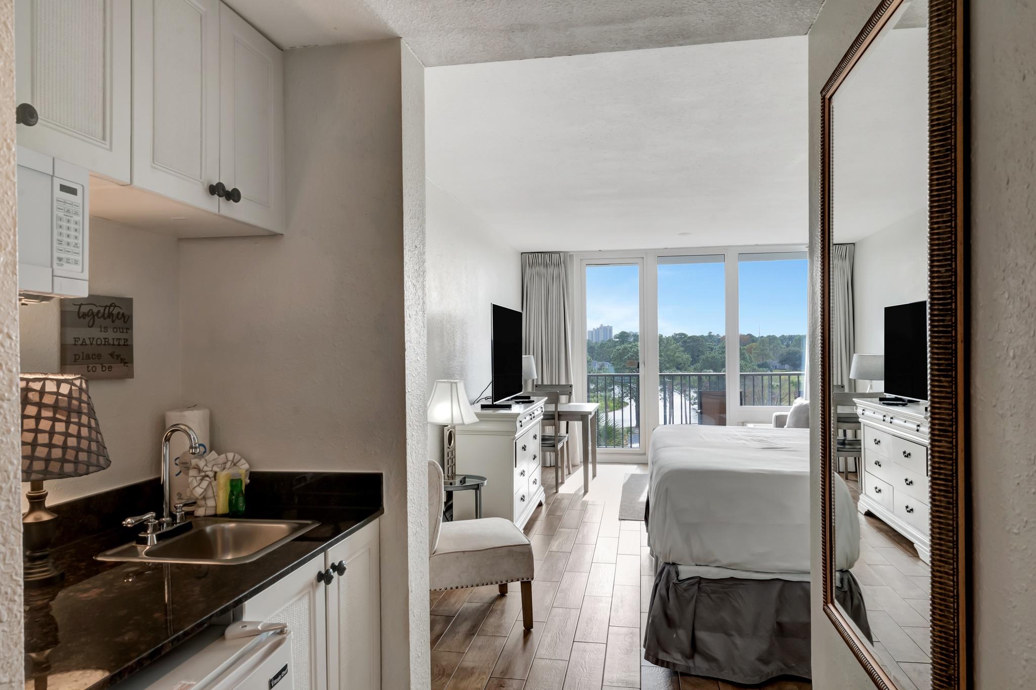 Bayside Bliss - Serene Studio Retreat with King Bed for Two at Sandestin Golf and Beach Resort! 2