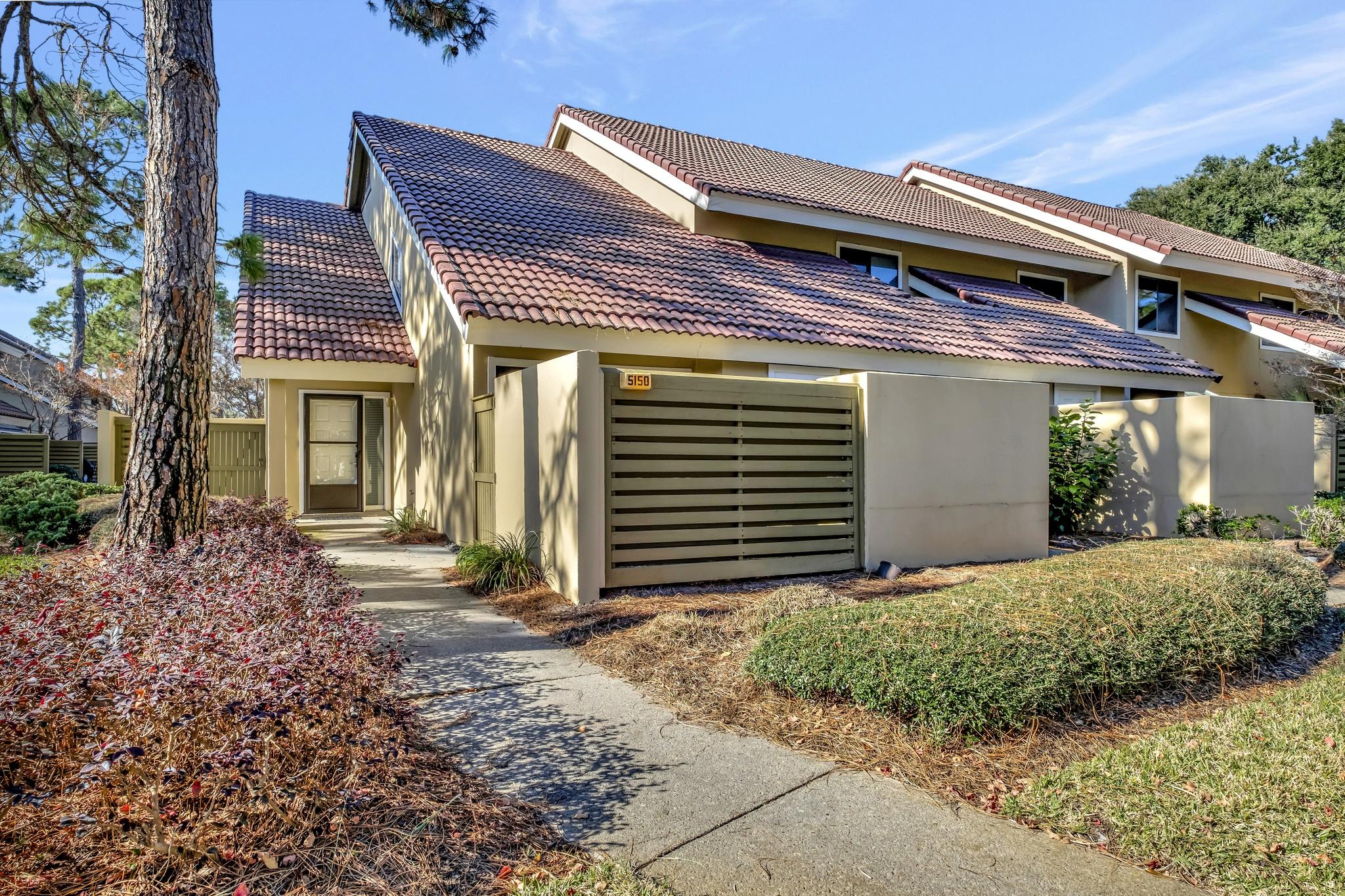 Sunlit End-Unit Oasis: Steps to Pool & Beach, Private Patio, Sleeps 6 - Near Shops & Activities at Sandestin Golf and Beach Resort! 4