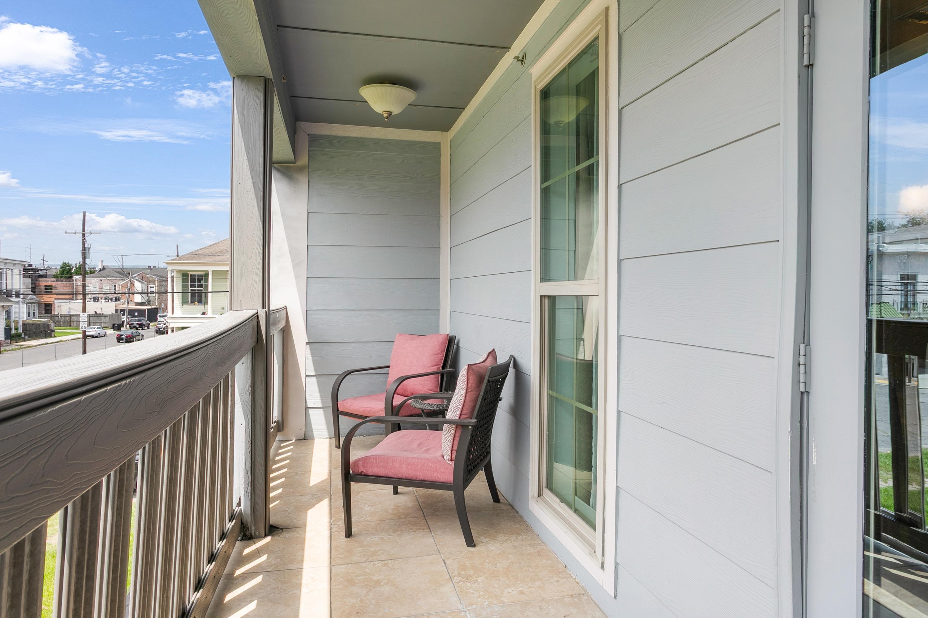 Spacious Urban Living Near French Quarter 3