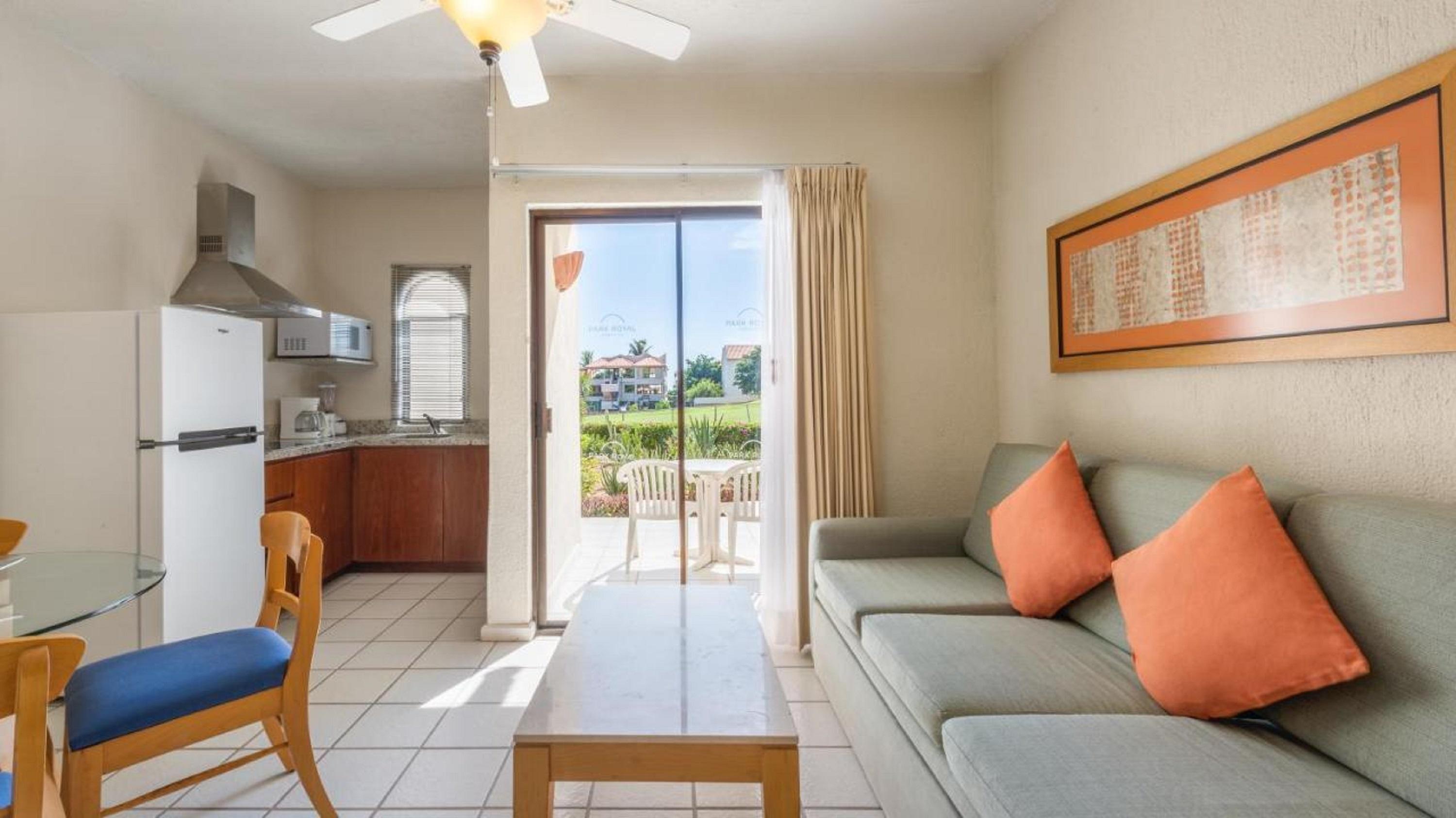 Stunning 1BR Suite Steps to Plaza Italia Square 6