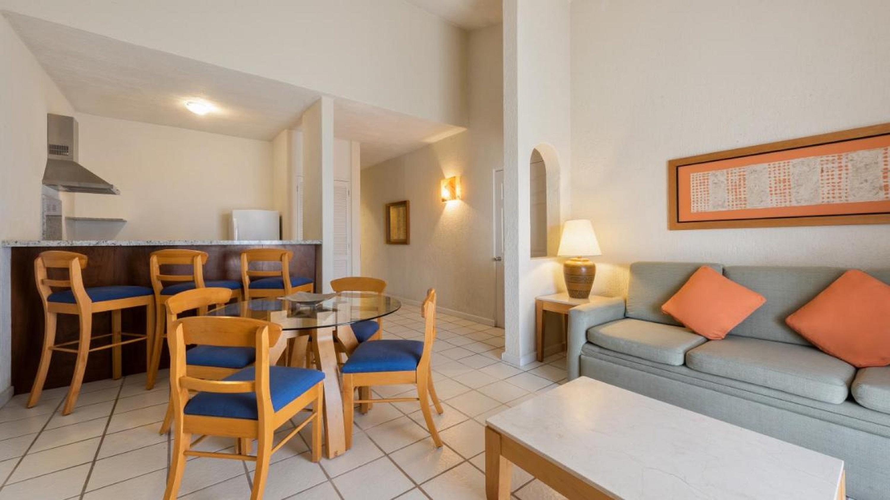 Stunning 1BR Suite Steps to Plaza Italia Square 4