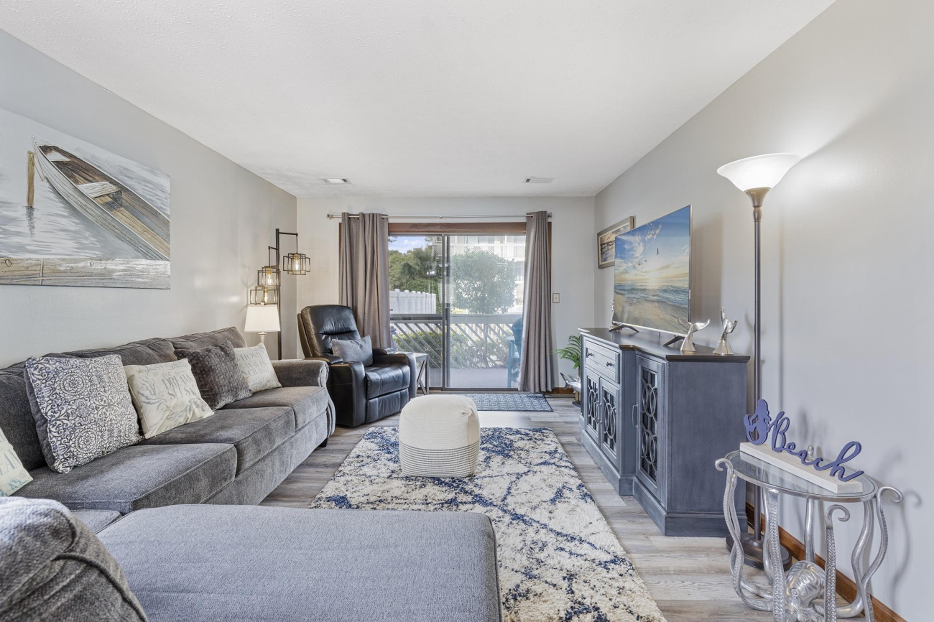 Spacious Modern Condo - 1st Floor - One Block to the Beach 2
