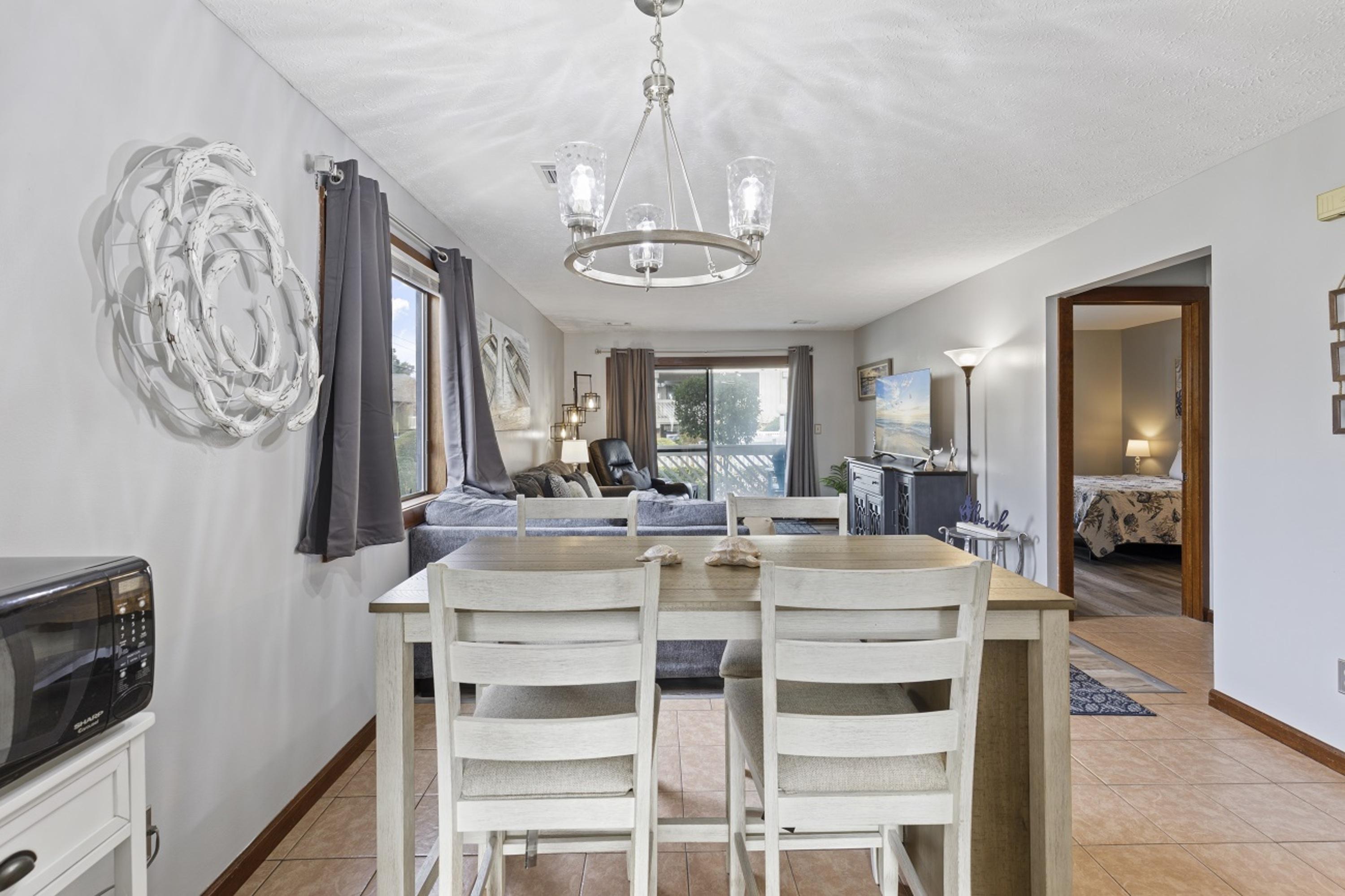 Spacious Modern Condo - 1st Floor - One Block to the Beach 4