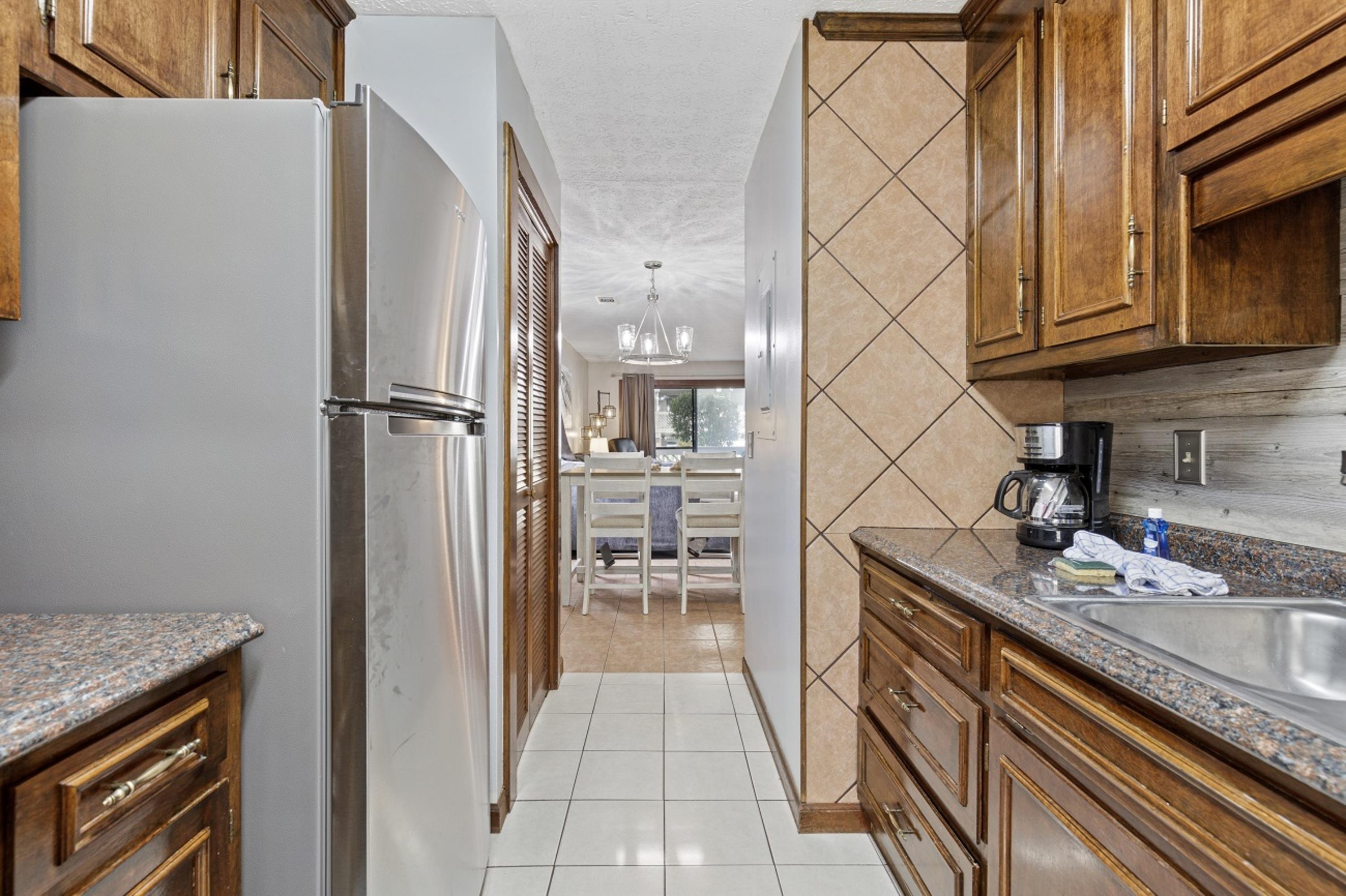 Spacious Modern Condo - 1st Floor - One Block to the Beach 6