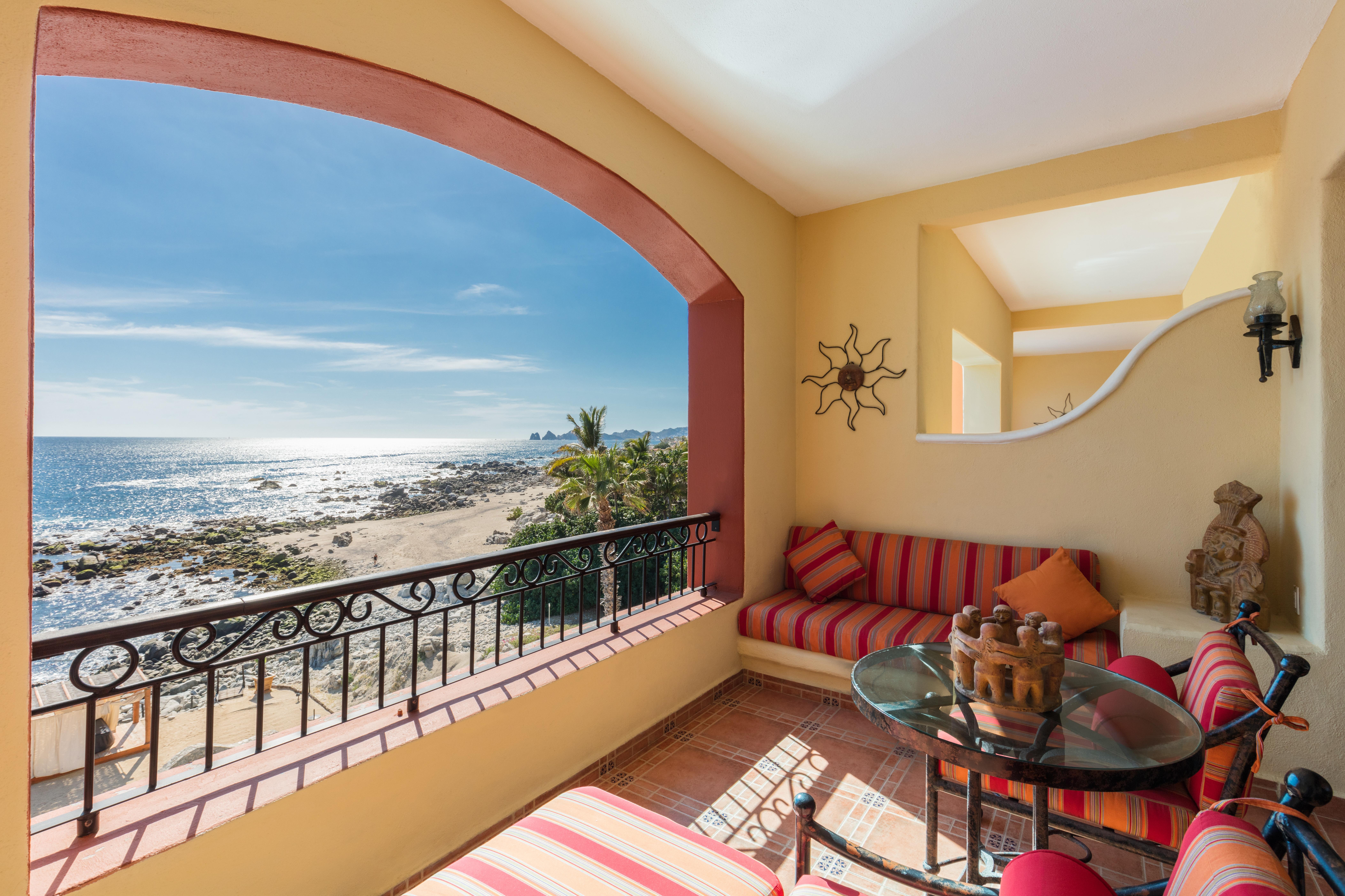 Beachfront 2BR Condo with Gym & Hot Tub 4