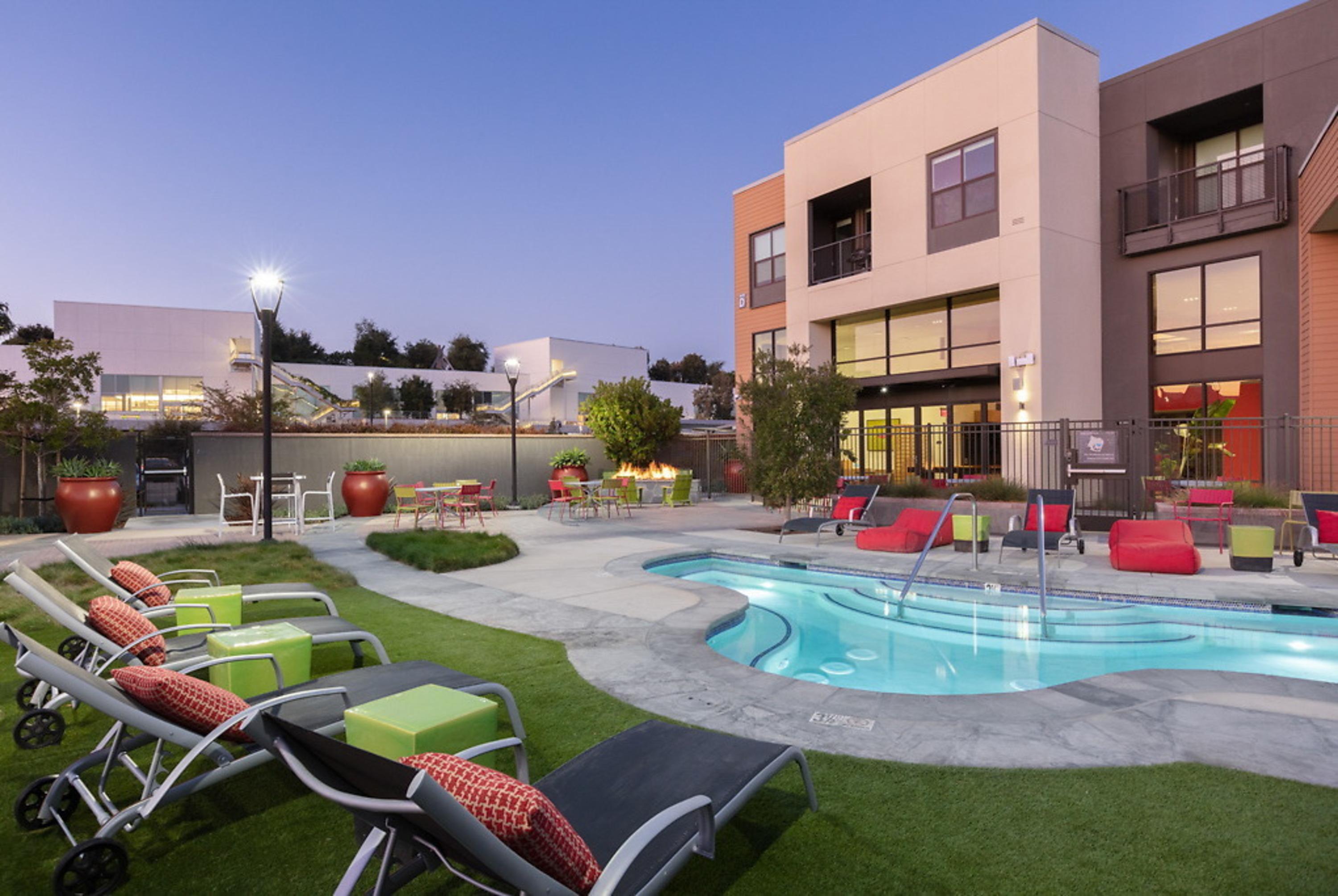 Modern 1 Bedroom Condo with Hotel Amenities