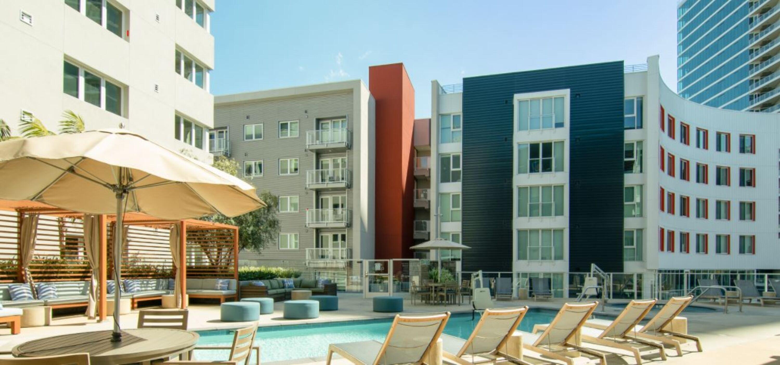 Spacious 1BR Condo w GYM & Hot Tub near Petco Park