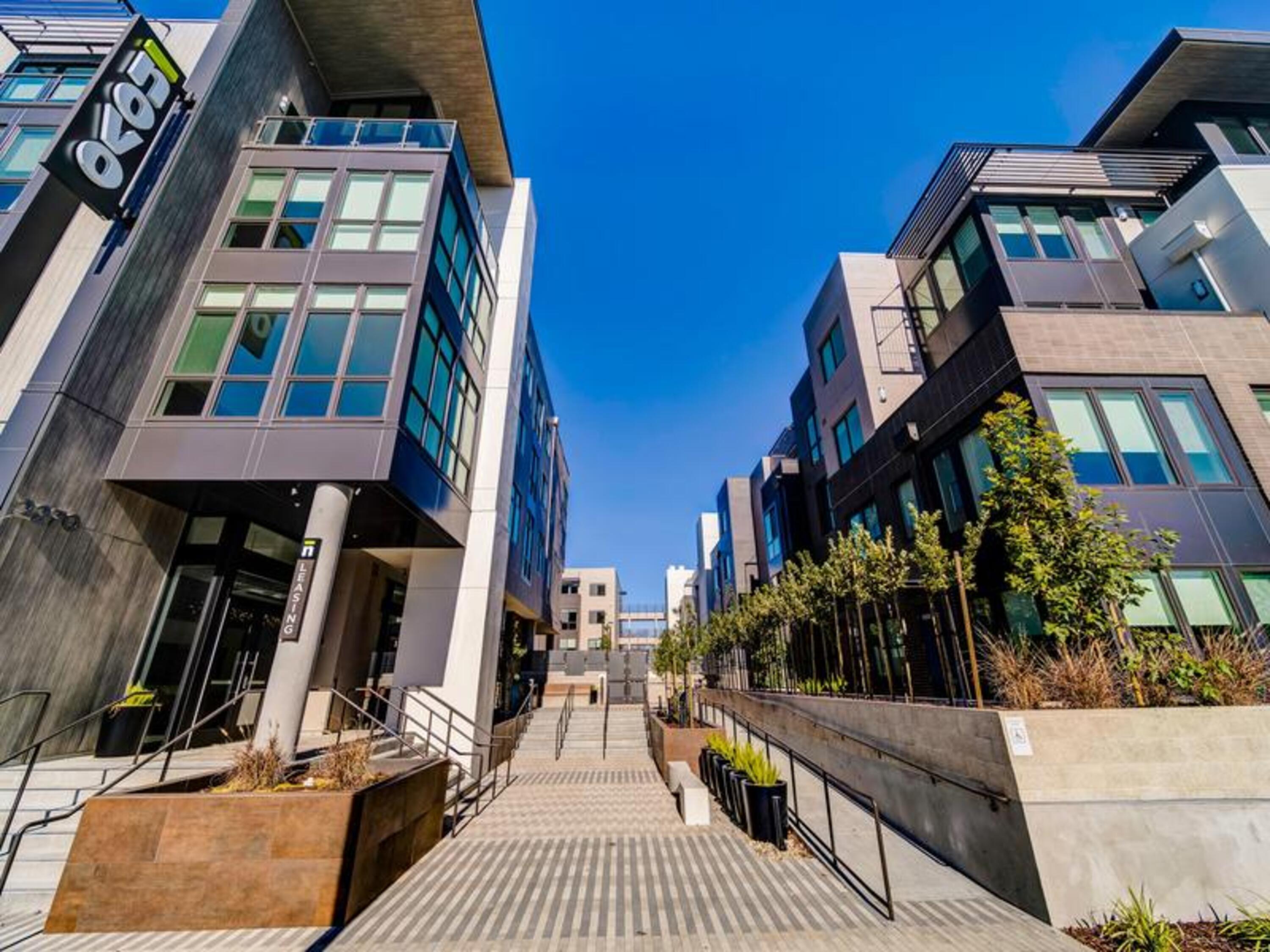 1BR Condo Oasis with High-End Amenities