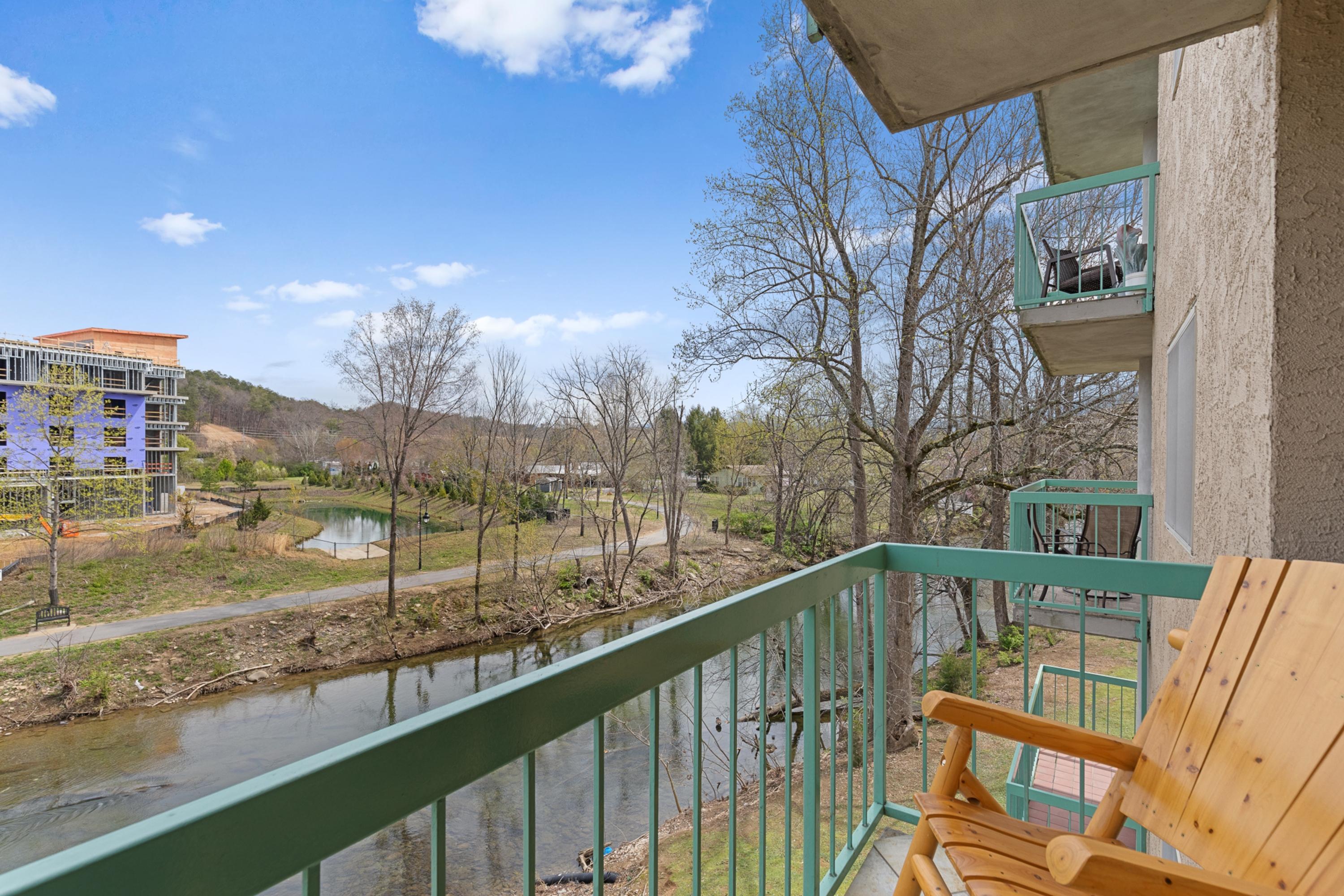 River View w Pool. Close to Many Attractions