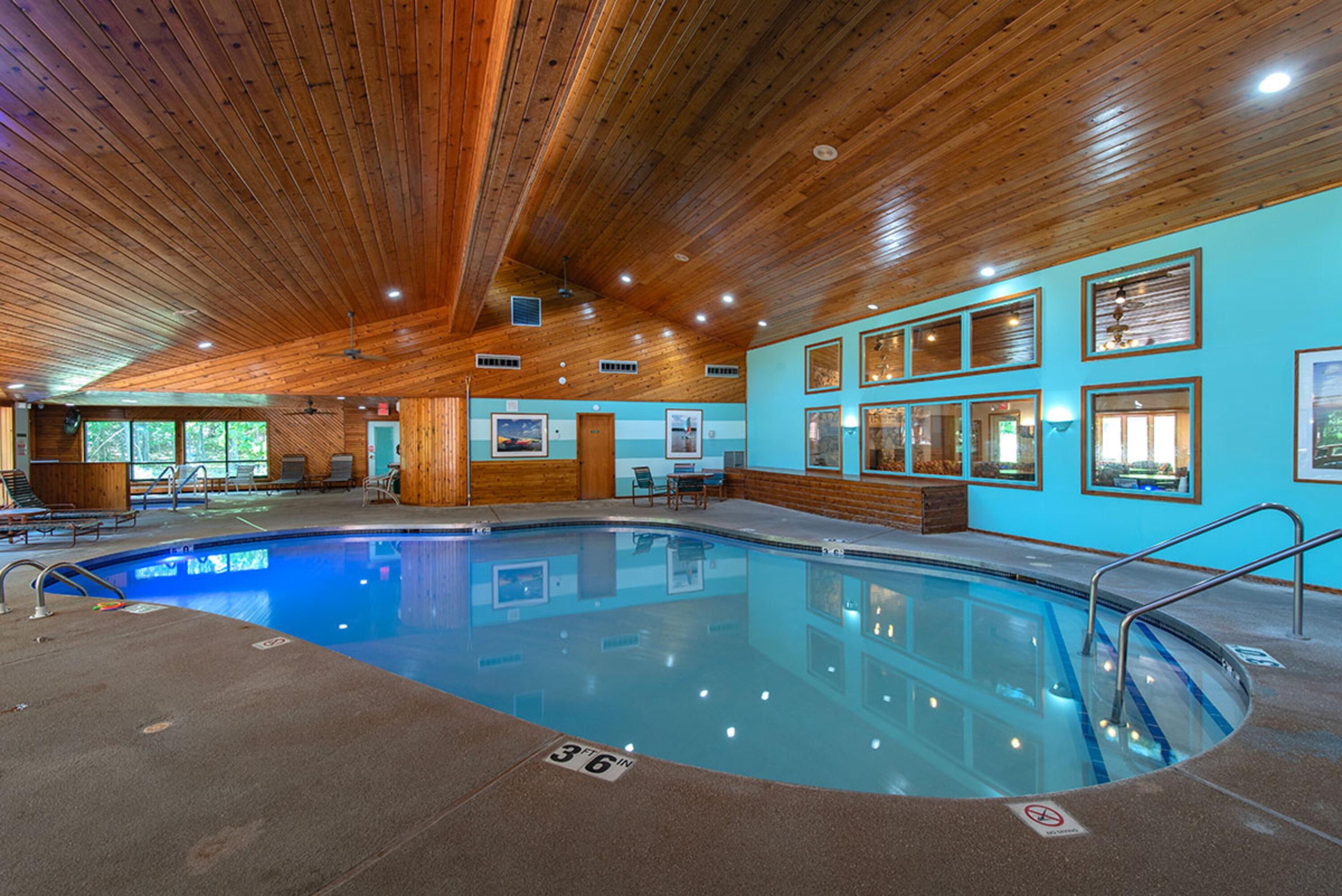 Experience The Rushes: 2BR Condo with Fireplace & Lake View