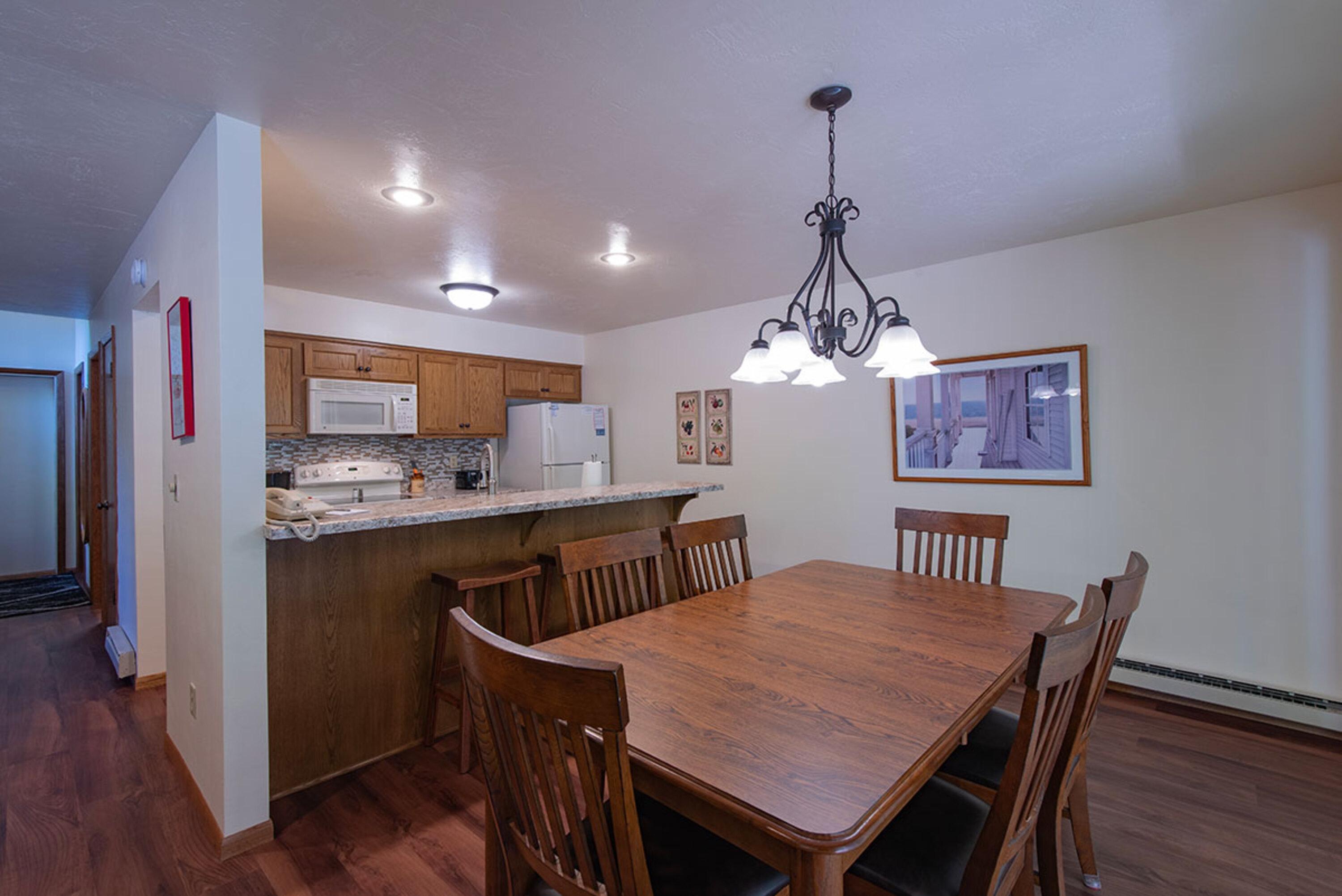 Lakefront 2BR Condo: Balcony, Hot Tub, & Sauna at The Rushes