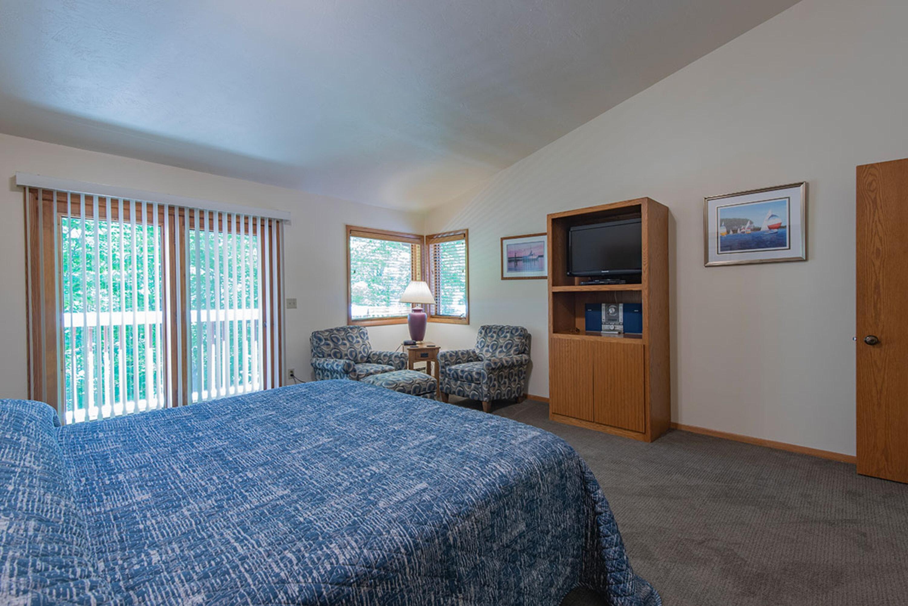 2BR Lakefront Condo: Sauna, Indoor Pool, & Stunning Views