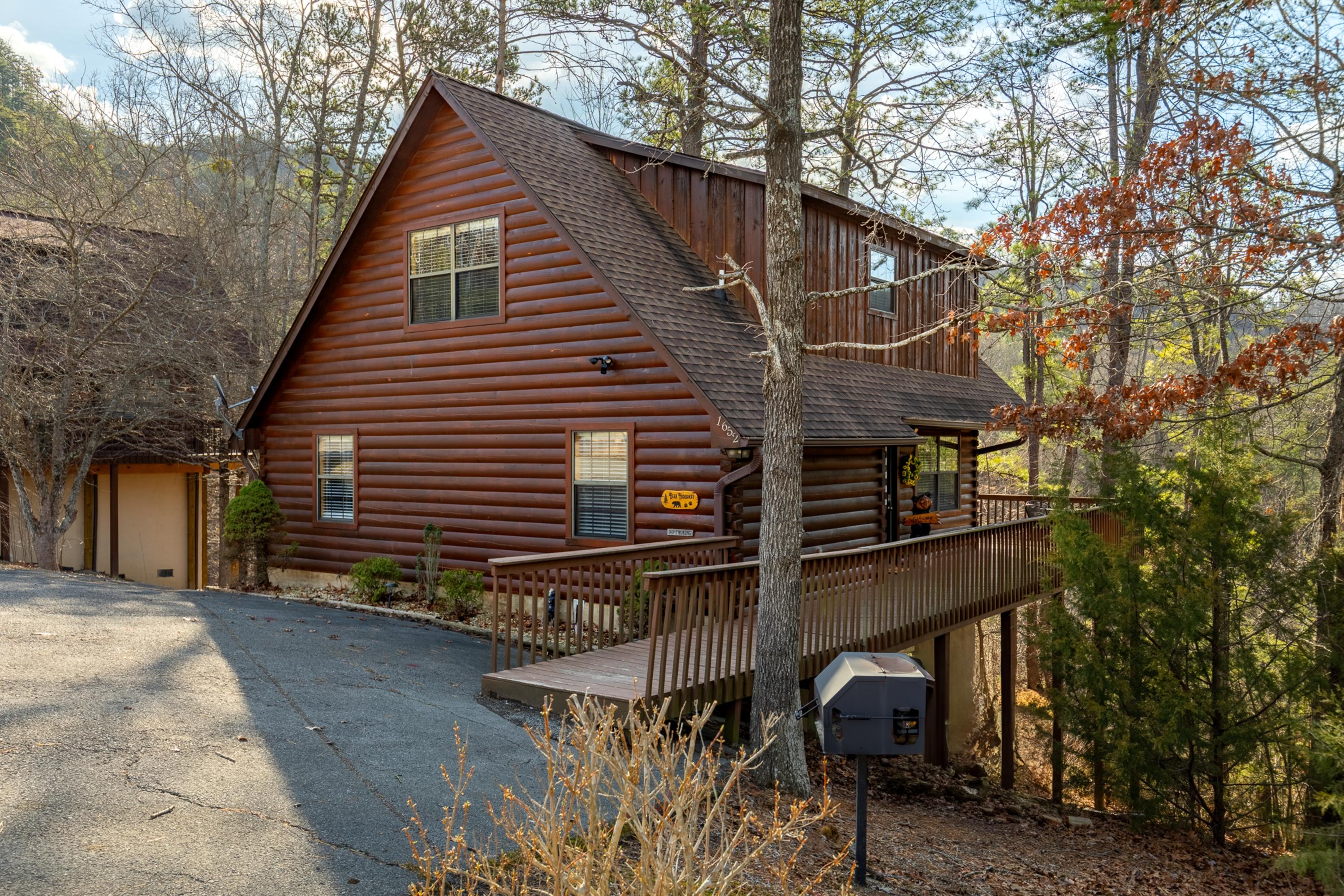 Bear Hideaway: Cozy 3BR Cabin: ALL REASONABLE OFFERS CONSIDERED