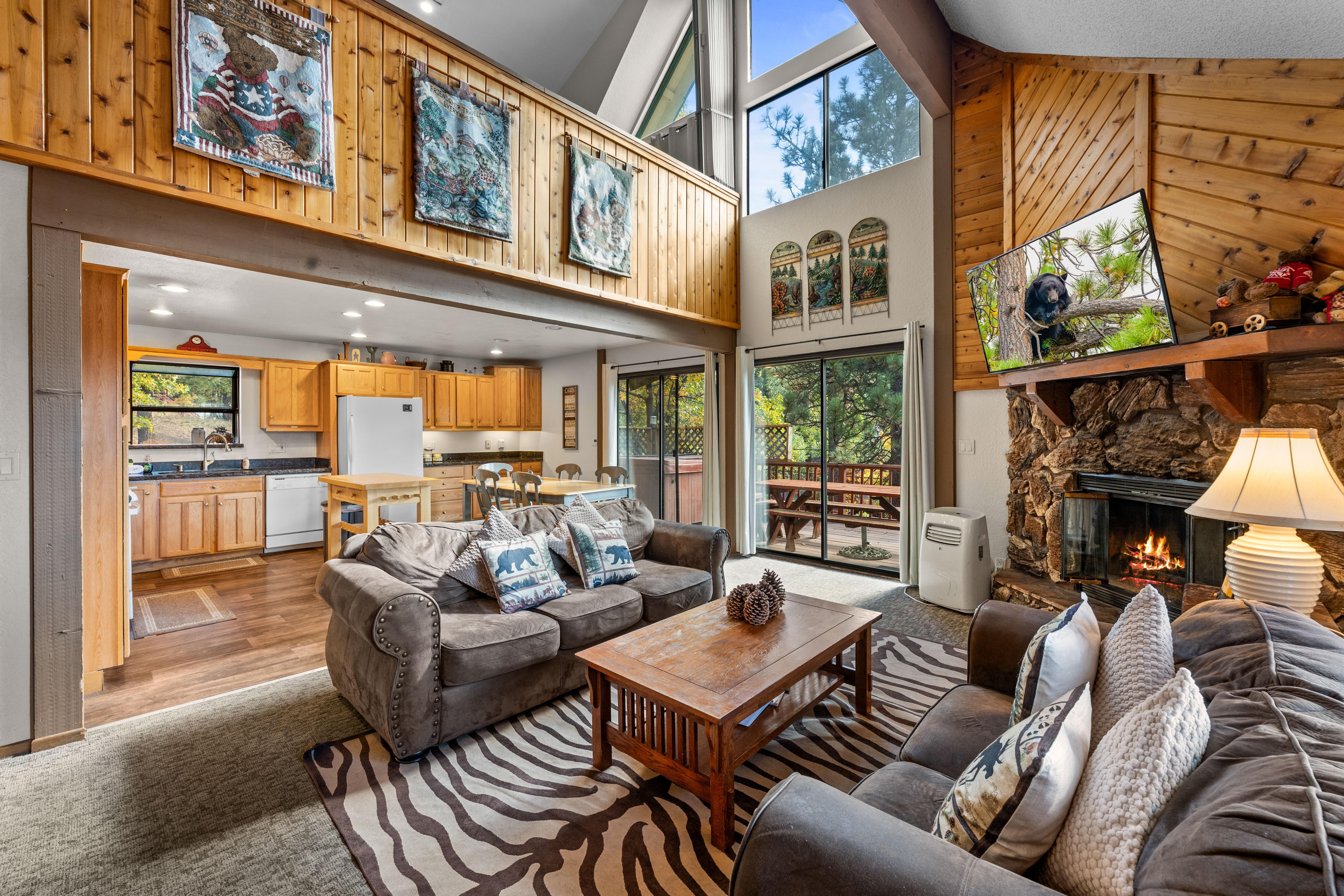 Bear Canyon: Large Cabin, Beautiful Views & HotTub