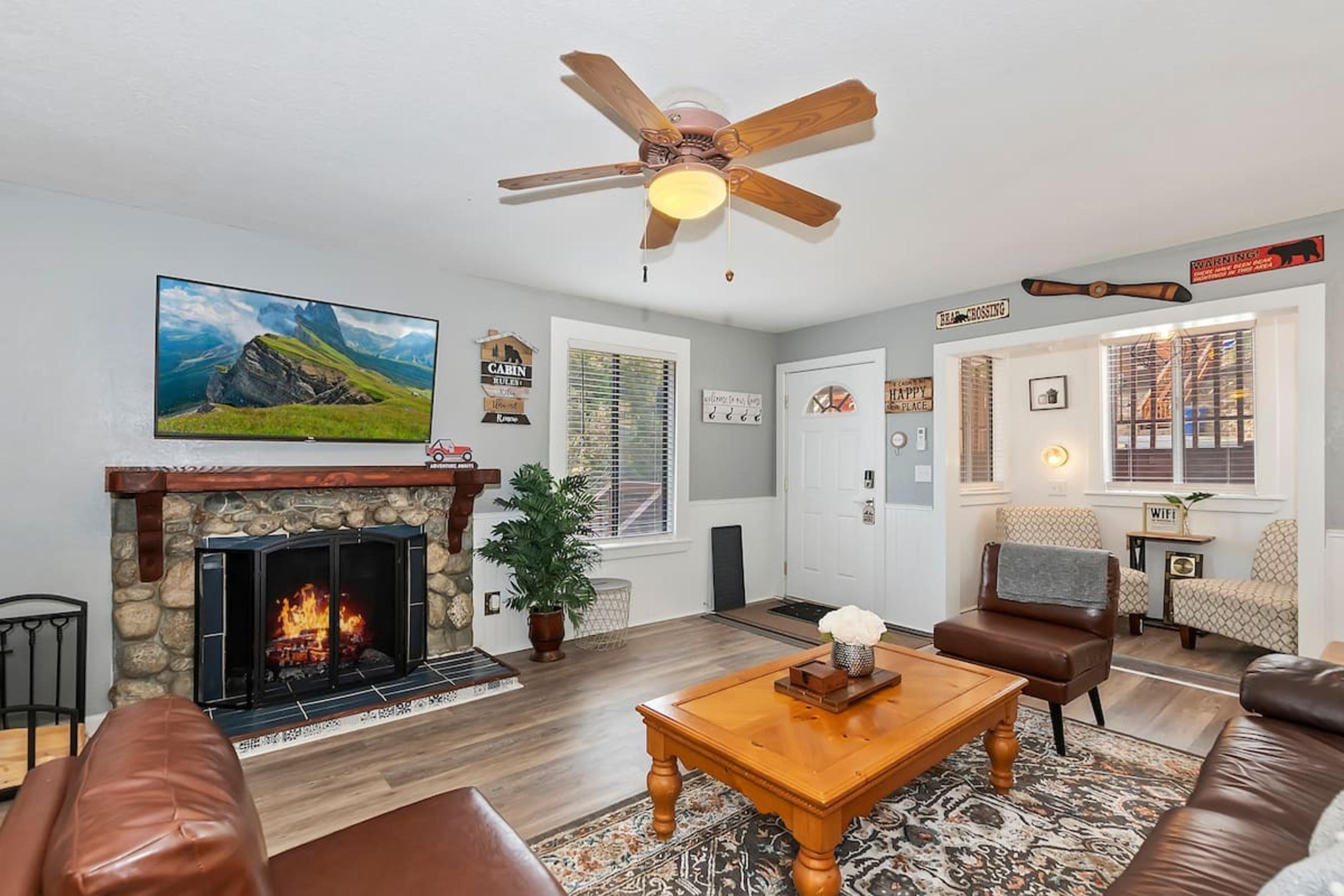 Babbs Getaway Big Bear w/Patio Balcony & Fireplace