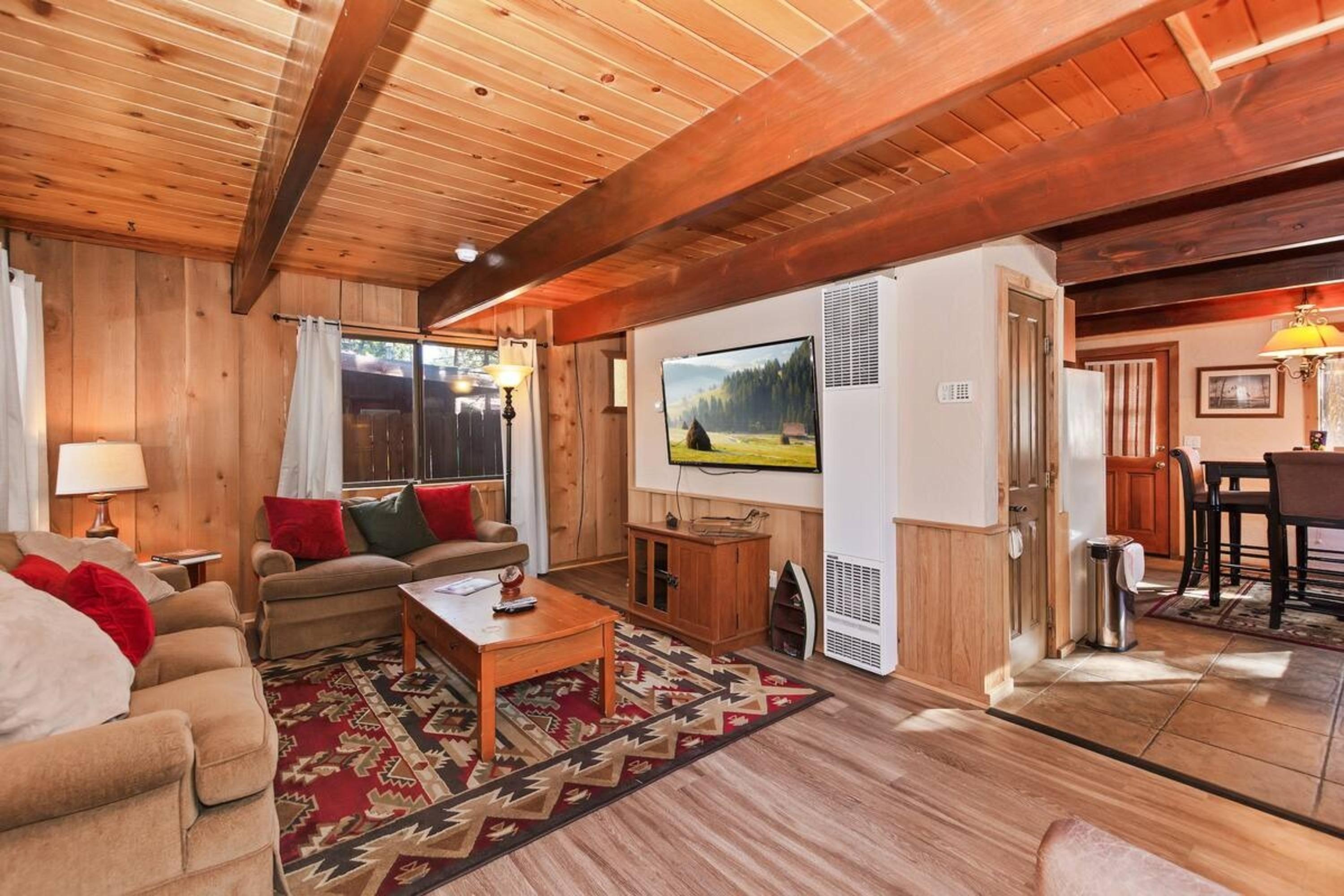 88 Acres Cottage in Big Bear w/HotTub & Fireplace