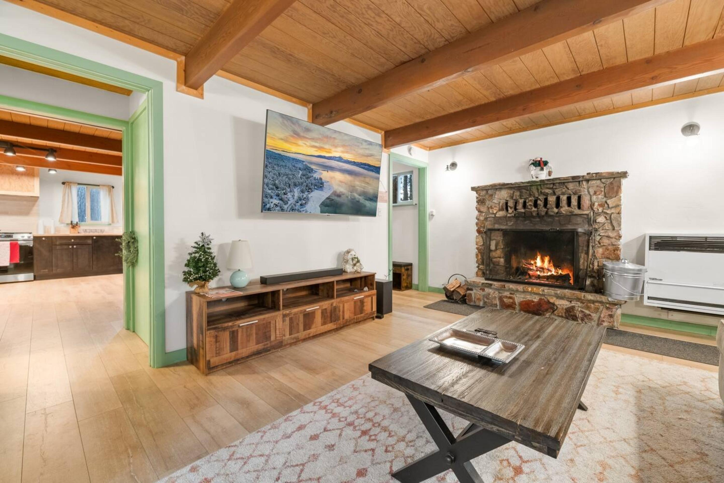 Midnight Pines Cabin: Cozy Get-Away Near Slopes!