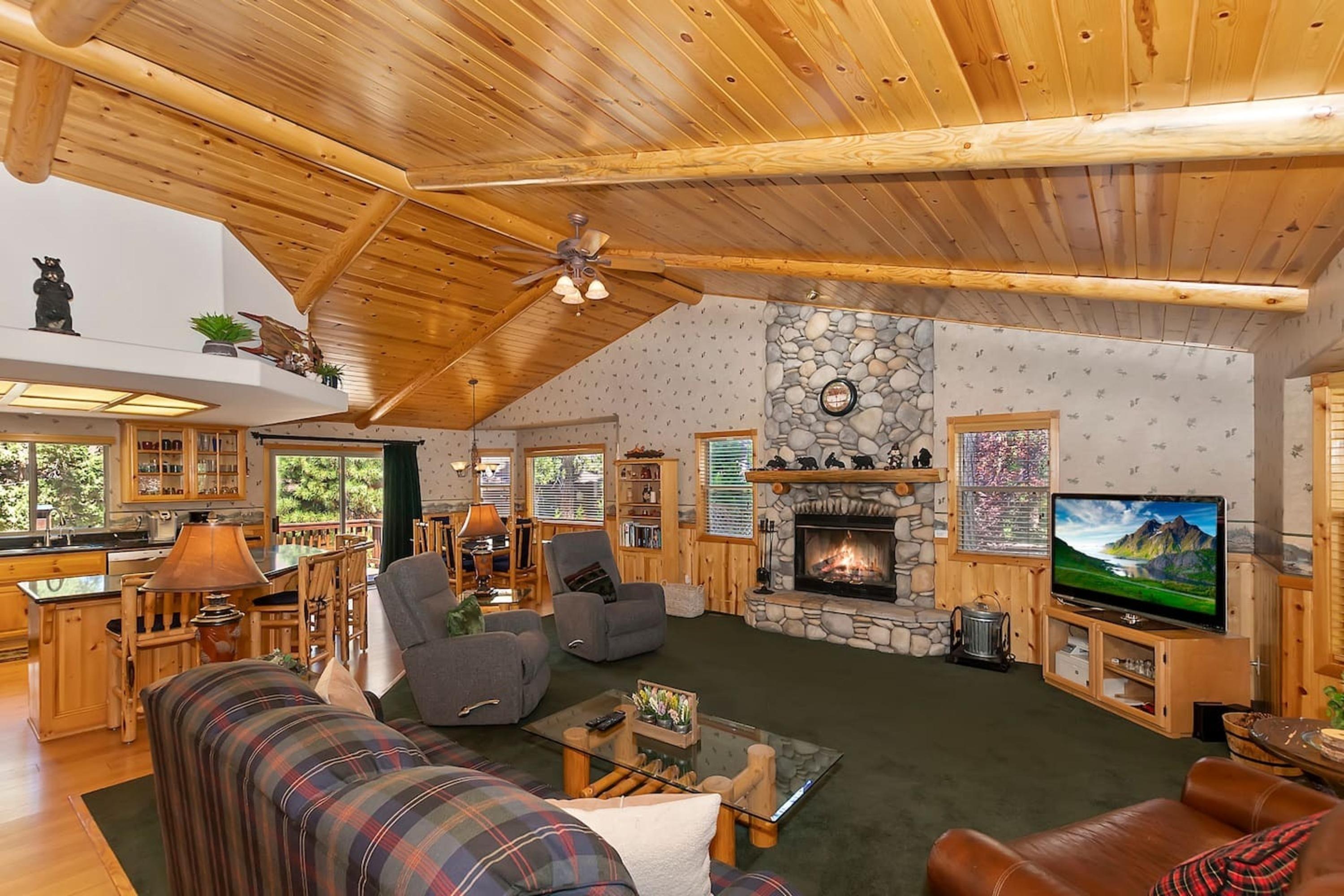 Teakwood Cozy Wood Cabin w/ Fireplace & Hottub