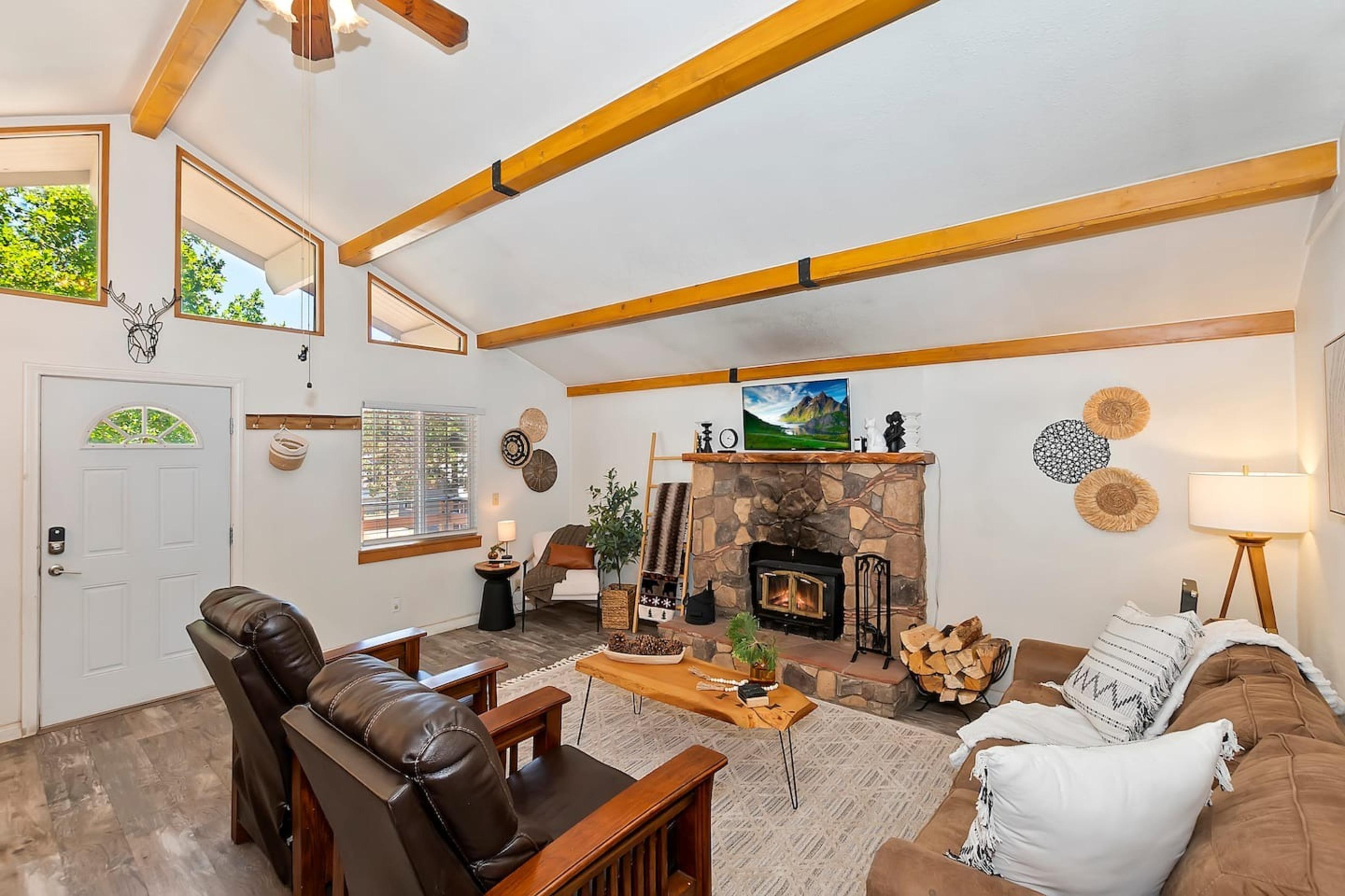 Bear Cub Cottage in Big Bear w/ HotTub & Firepit!