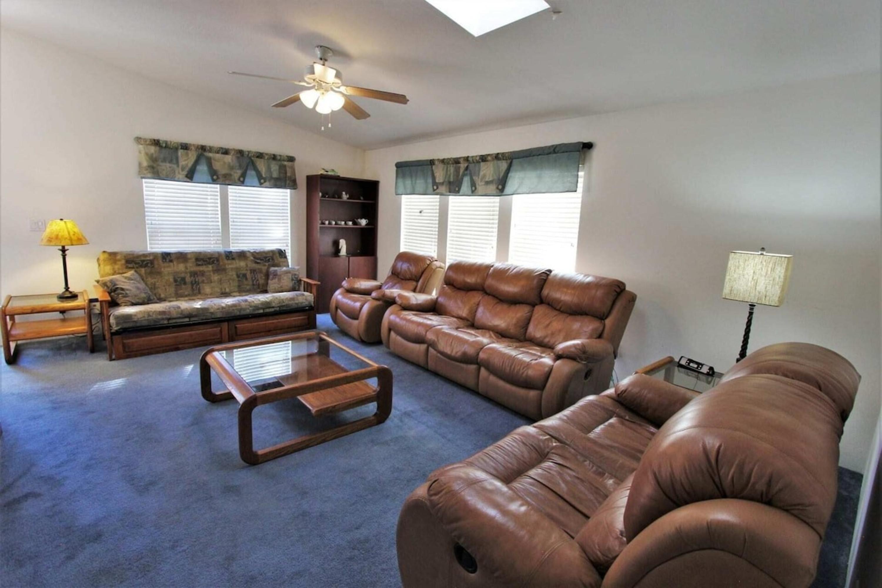 Dog-Friendly & Walk to Lake - Bluebird